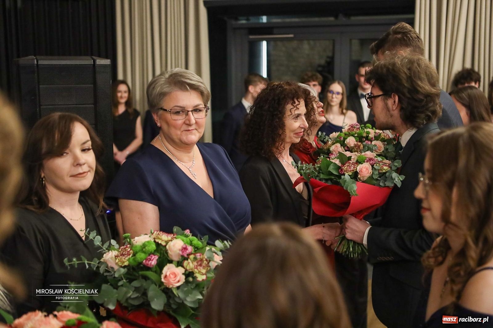 Zdjęcie w galerii na portalu naszraciborz.pl: Róże Kasprowicza w Rudym Lesie. Studniówka ZSO nr 1 z Raciborza na bis [FOTO] wiadomości z regionu