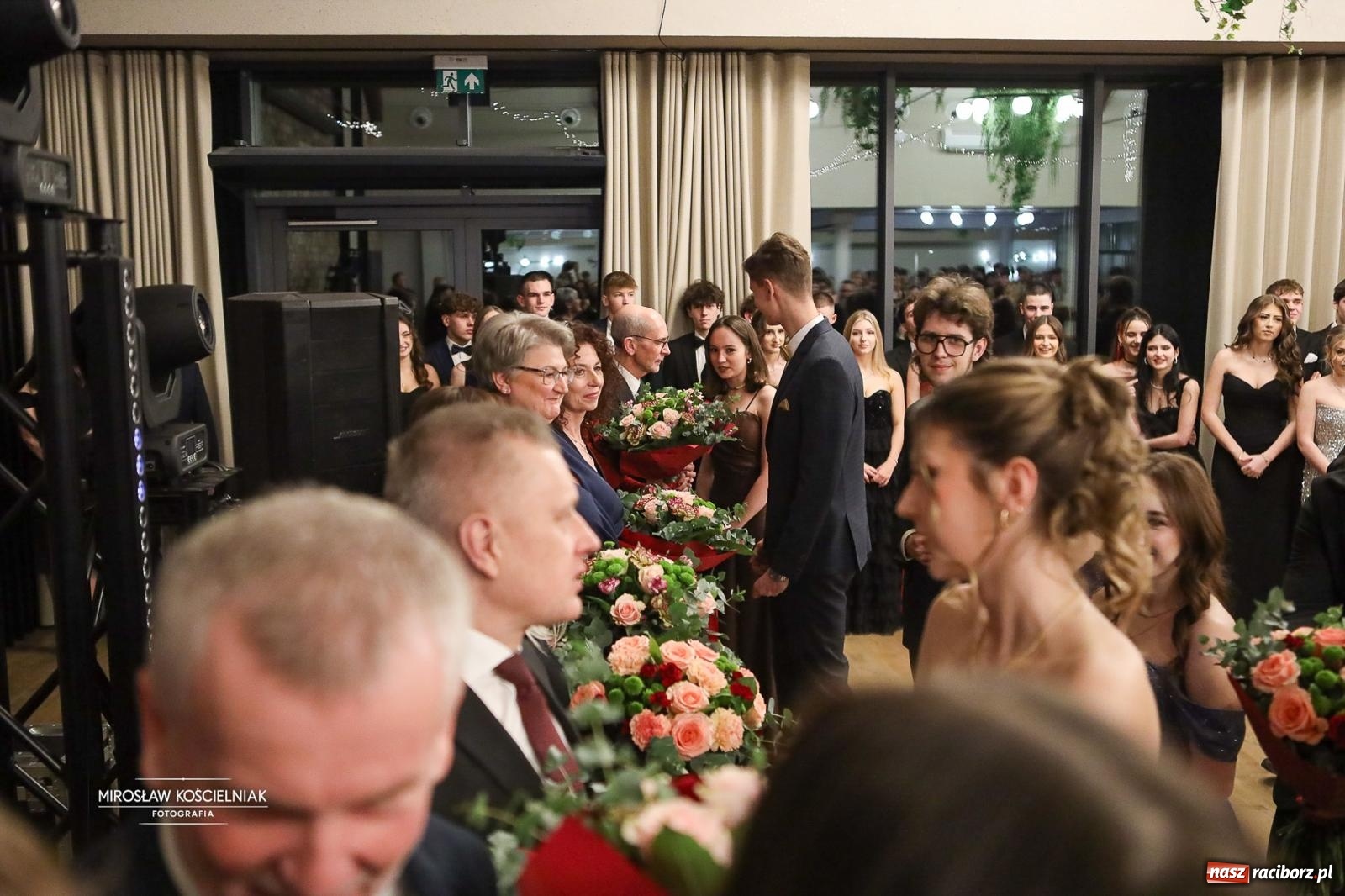 Zdjęcie w galerii na portalu naszraciborz.pl: Róże Kasprowicza w Rudym Lesie. Studniówka ZSO nr 1 z Raciborza na bis [FOTO] wiadomości z regionu