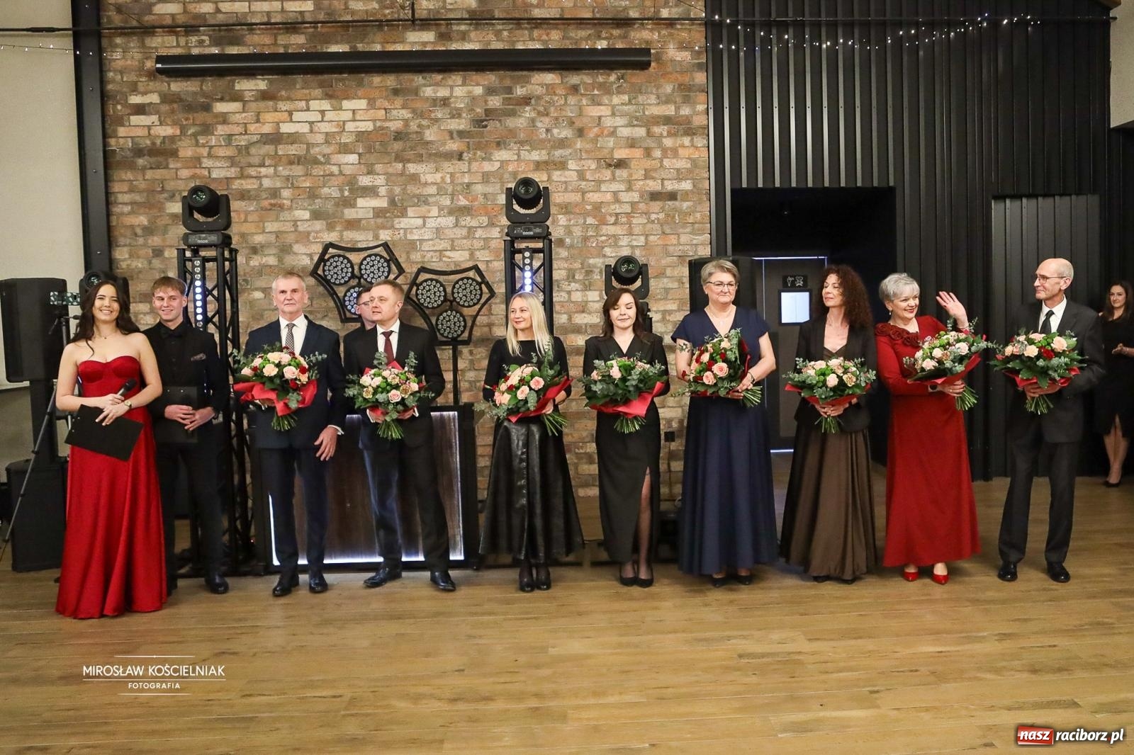 Zdjęcie w galerii na portalu naszraciborz.pl: Róże Kasprowicza w Rudym Lesie. Studniówka ZSO nr 1 z Raciborza na bis [FOTO] wiadomości z regionu