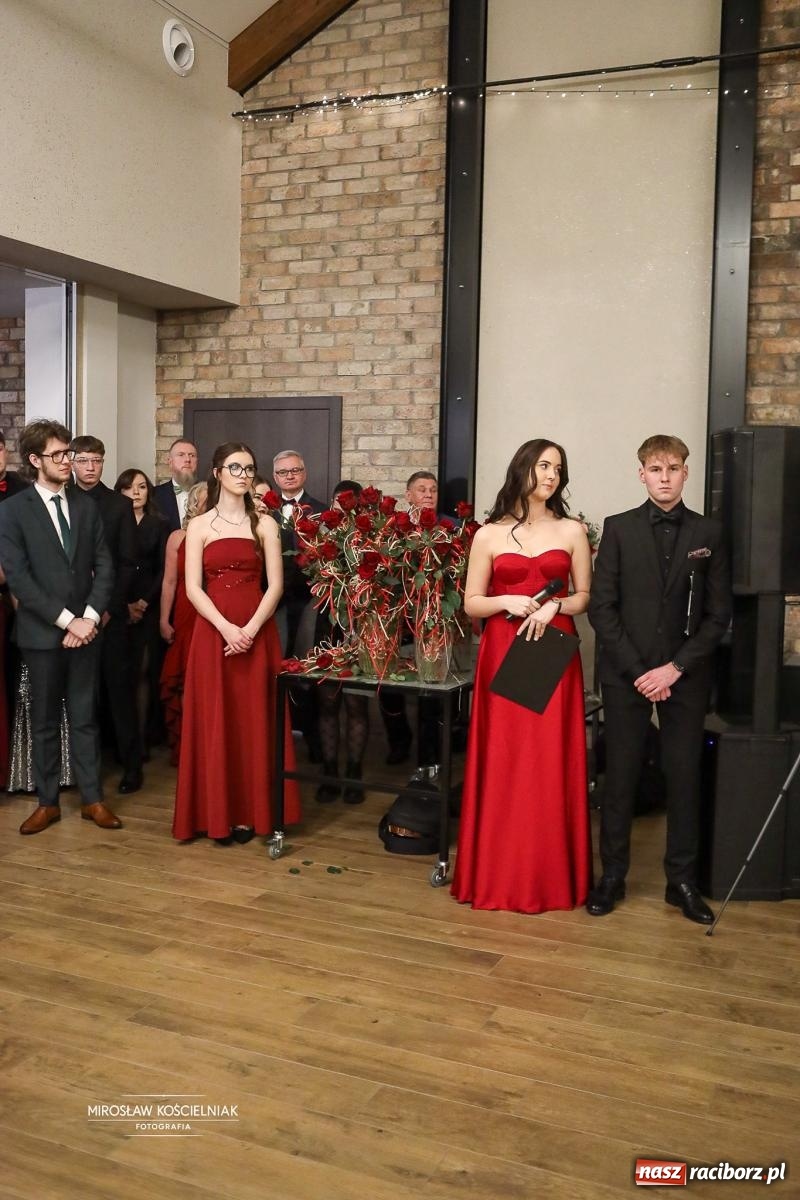 Zdjęcie w galerii na portalu naszraciborz.pl: Róże Kasprowicza w Rudym Lesie. Studniówka ZSO nr 1 z Raciborza na bis [FOTO] wiadomości z regionu