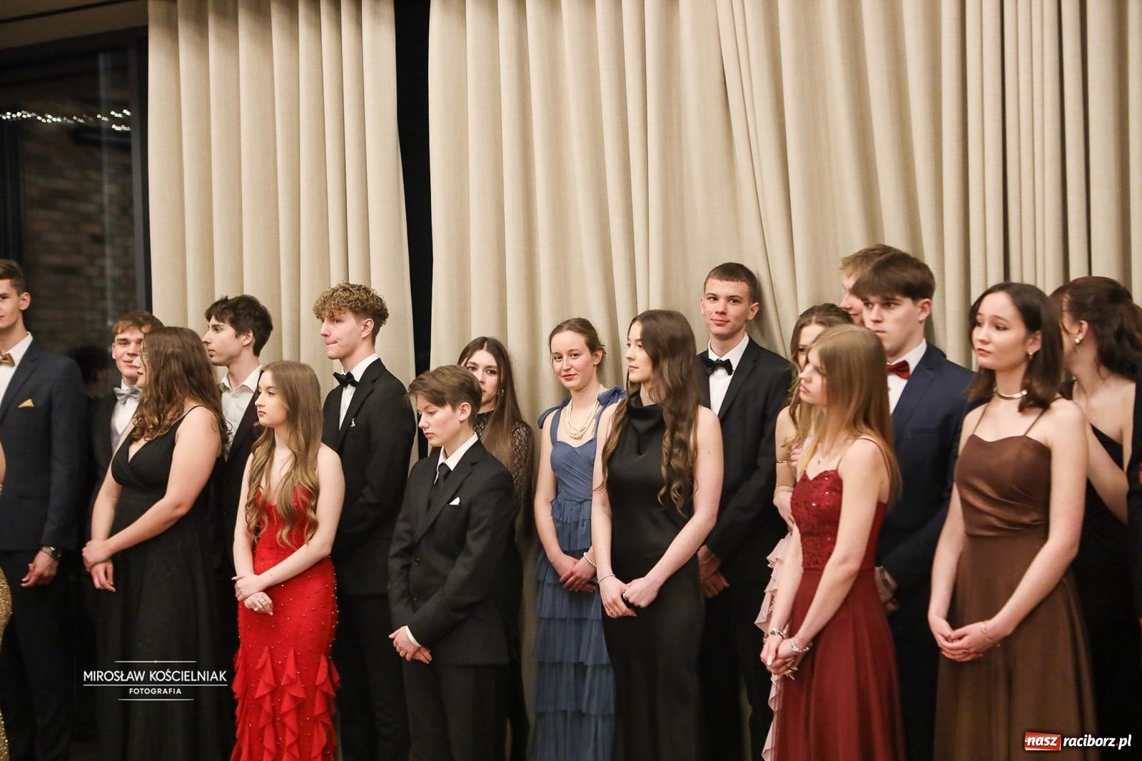 Zdjęcie w galerii na portalu naszraciborz.pl: Róże Kasprowicza w Rudym Lesie. Studniówka ZSO nr 1 z Raciborza na bis [FOTO] wiadomości z regionu