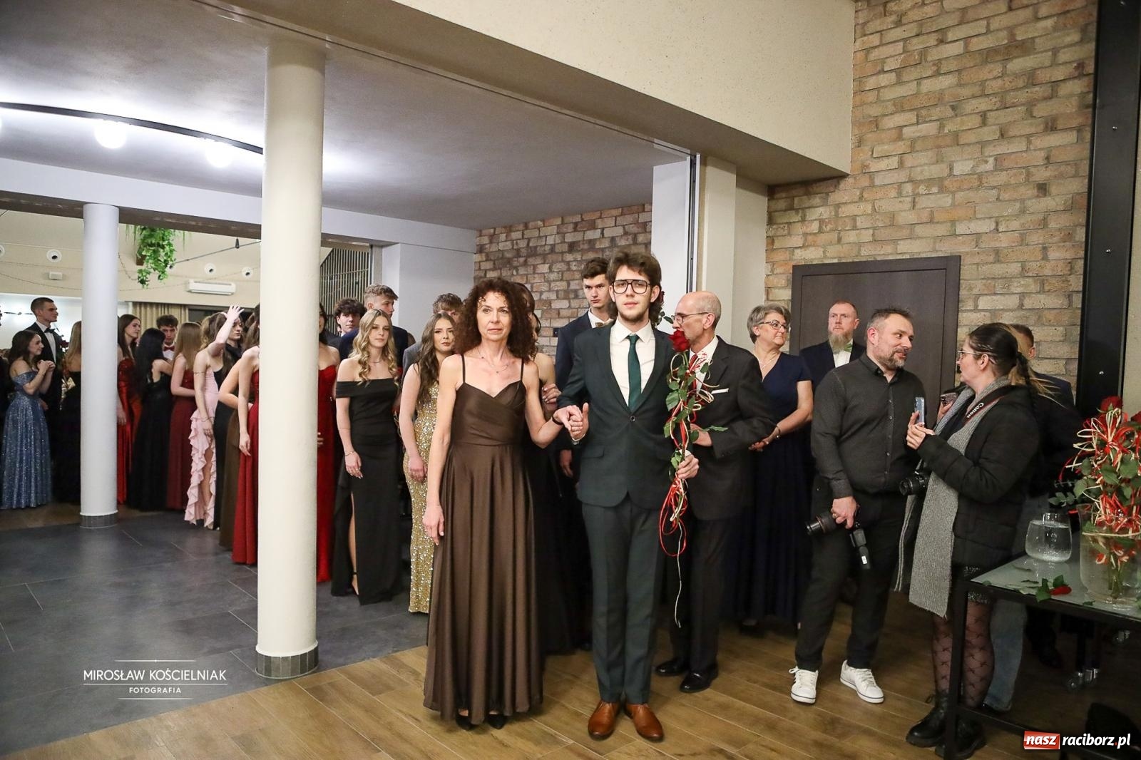 Zdjęcie w galerii na portalu naszraciborz.pl: Róże Kasprowicza w Rudym Lesie. Studniówka ZSO nr 1 z Raciborza na bis [FOTO] wiadomości z regionu