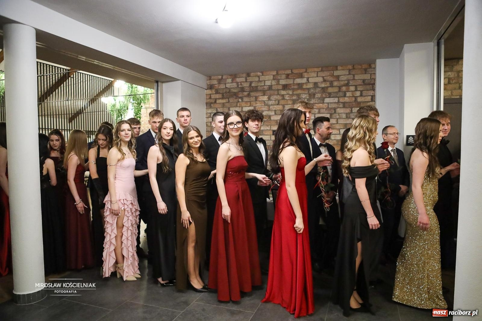 Zdjęcie w galerii na portalu naszraciborz.pl: Róże Kasprowicza w Rudym Lesie. Studniówka ZSO nr 1 z Raciborza na bis [FOTO] wiadomości z regionu