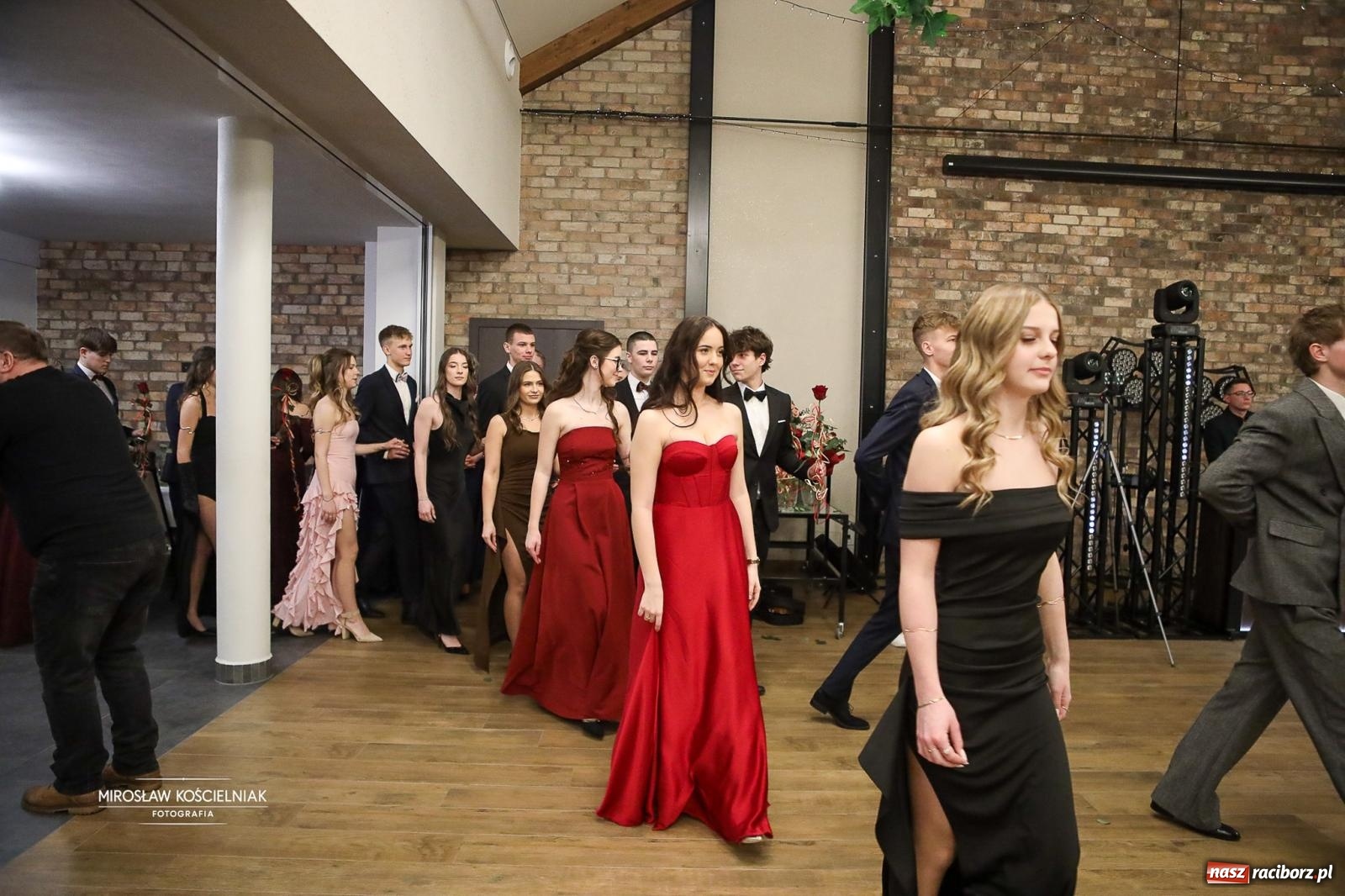 Zdjęcie w galerii na portalu naszraciborz.pl: Róże Kasprowicza w Rudym Lesie. Studniówka ZSO nr 1 z Raciborza na bis [FOTO] wiadomości z regionu