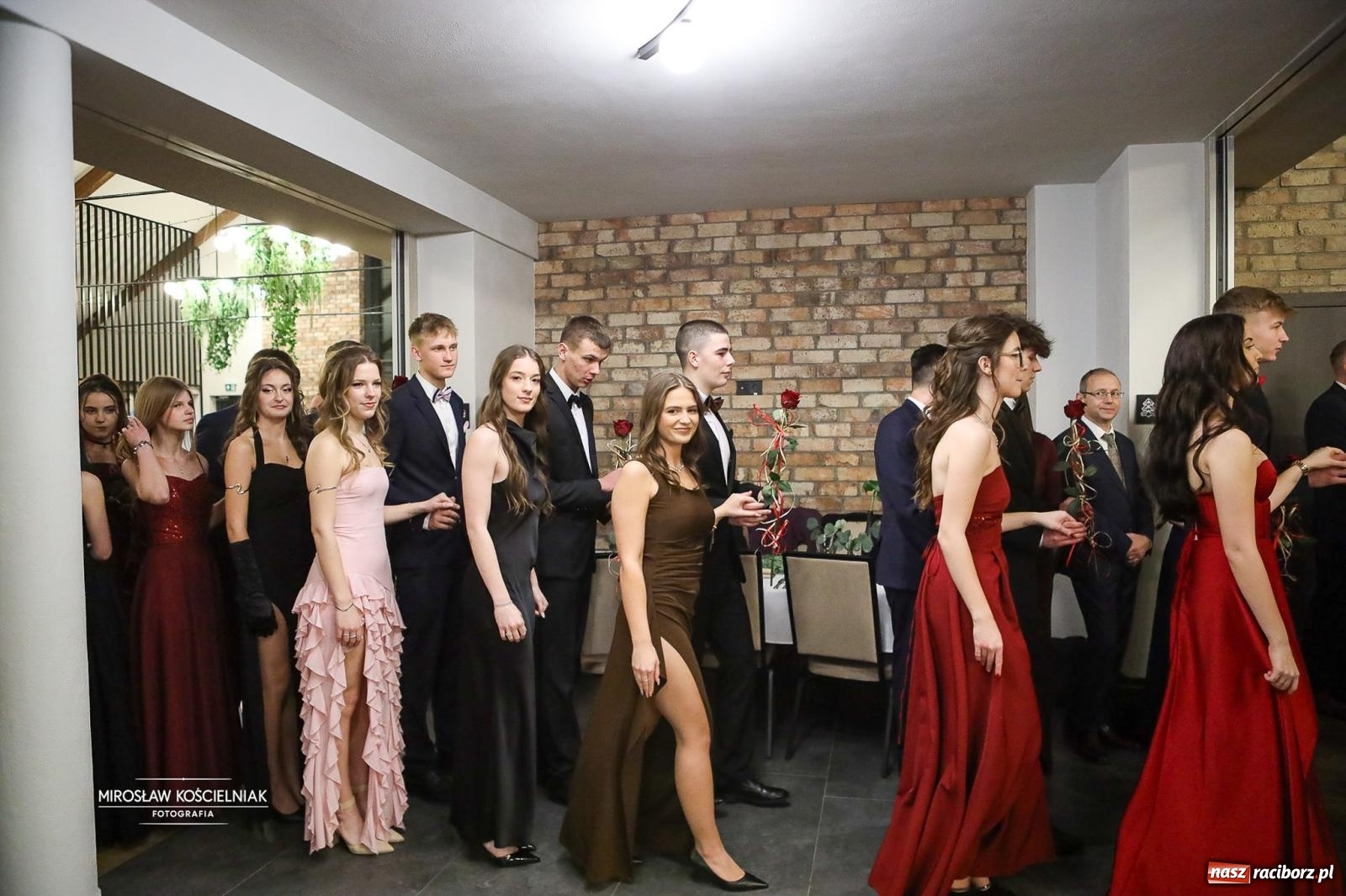 Zdjęcie w galerii na portalu naszraciborz.pl: Róże Kasprowicza w Rudym Lesie. Studniówka ZSO nr 1 z Raciborza na bis [FOTO] wiadomości z regionu