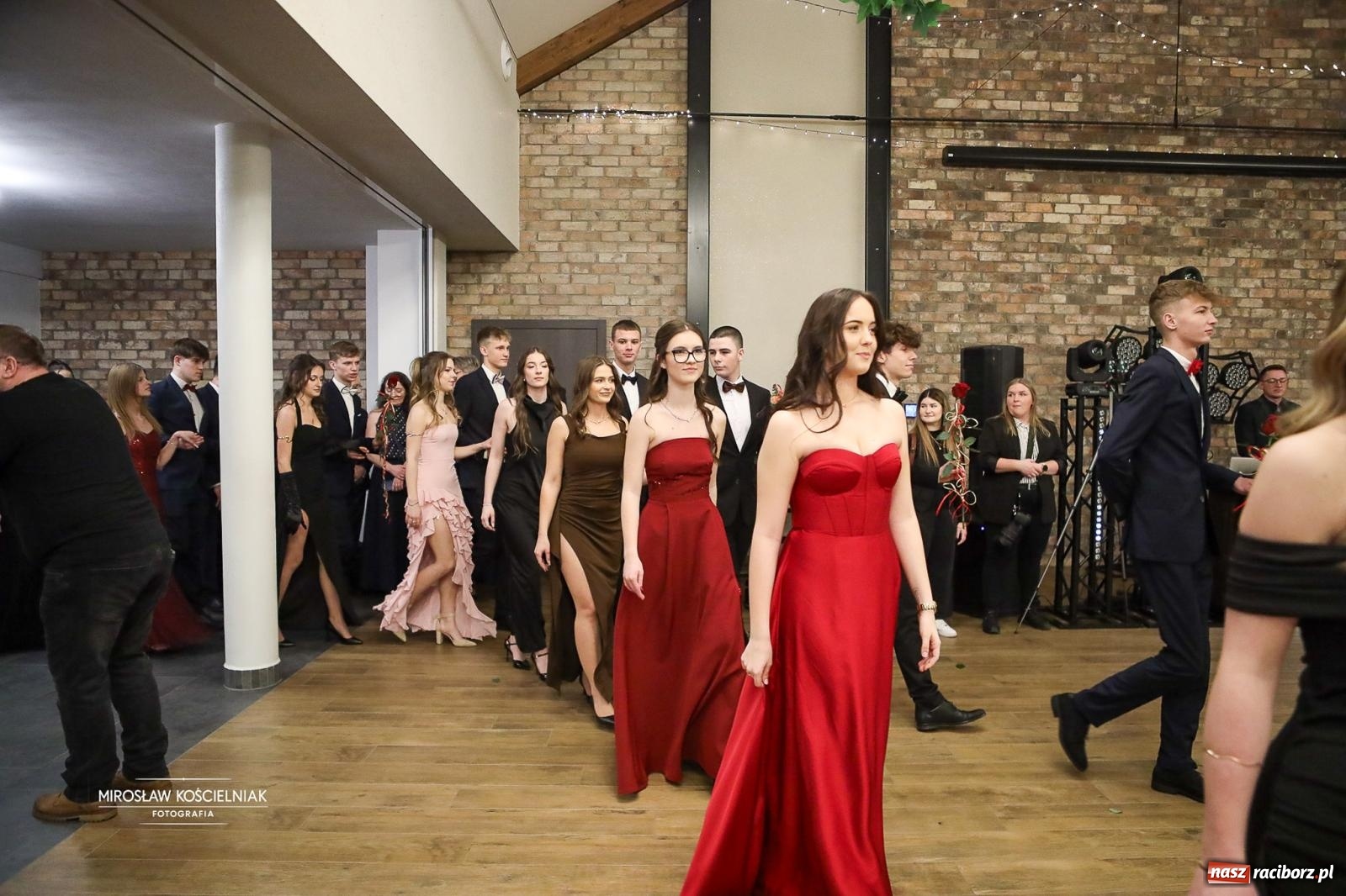 Zdjęcie w galerii na portalu naszraciborz.pl: Róże Kasprowicza w Rudym Lesie. Studniówka ZSO nr 1 z Raciborza na bis [FOTO] wiadomości z regionu