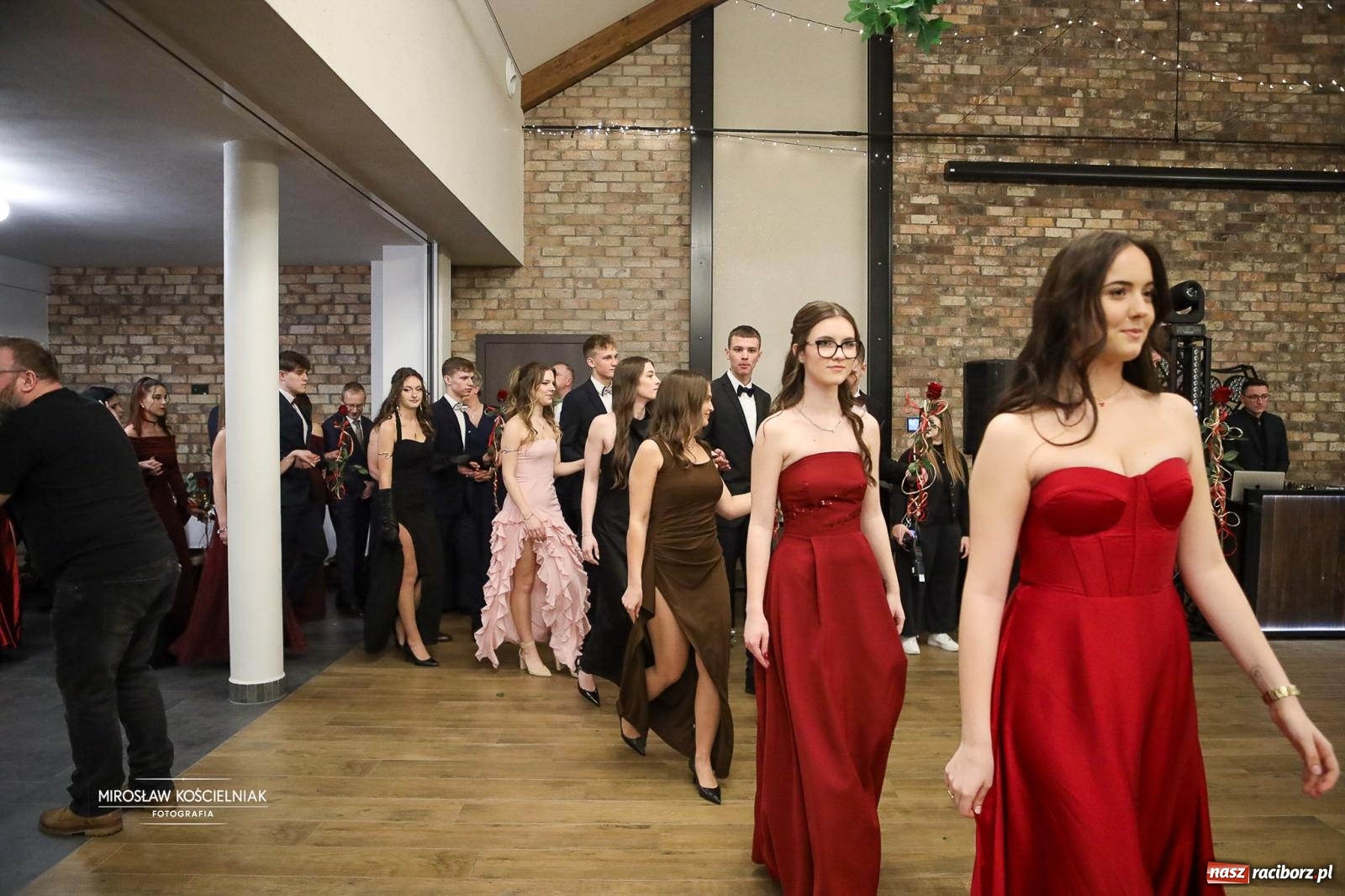 Zdjęcie w galerii na portalu naszraciborz.pl: Róże Kasprowicza w Rudym Lesie. Studniówka ZSO nr 1 z Raciborza na bis [FOTO] wiadomości z regionu