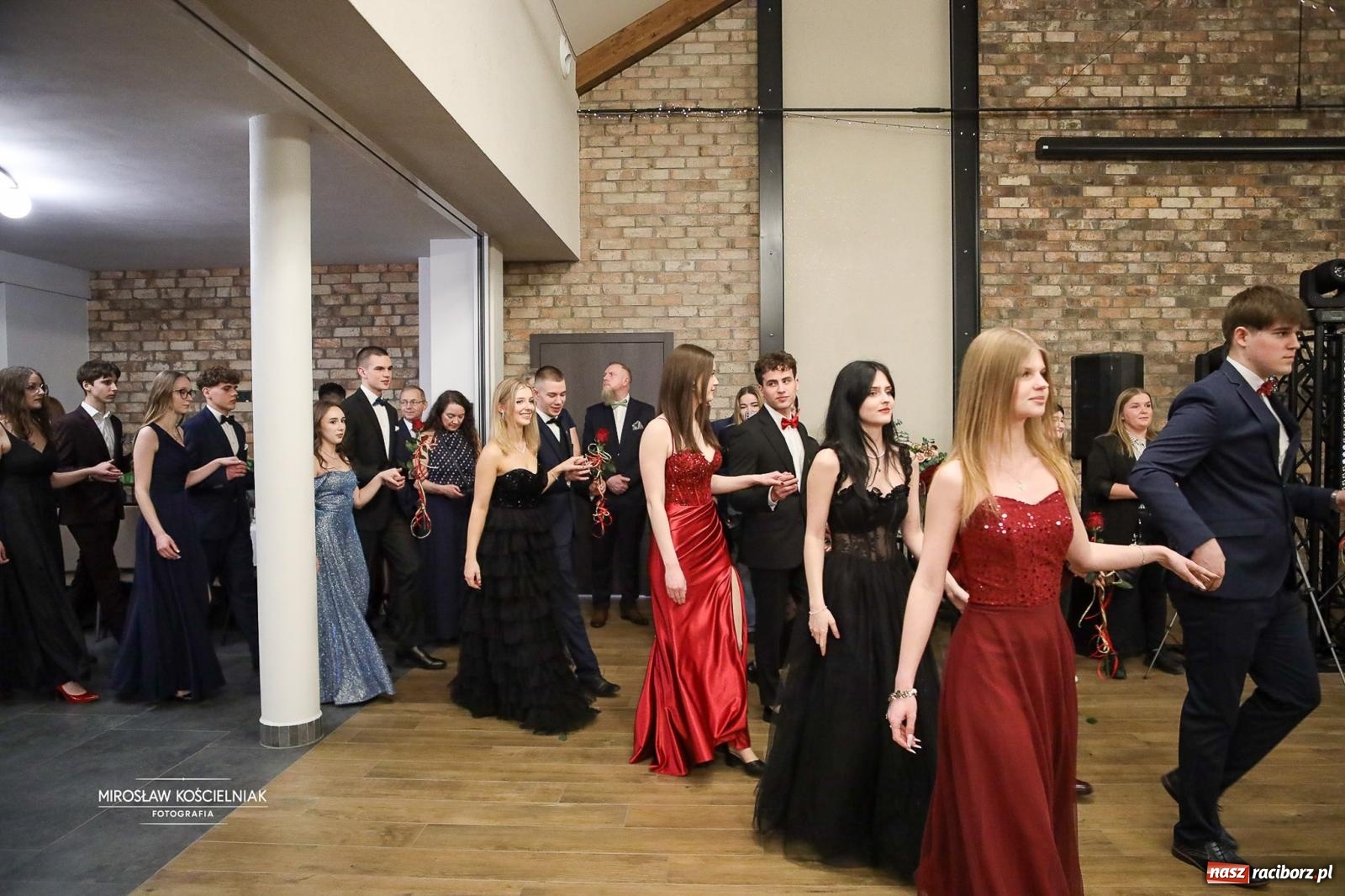 Zdjęcie w galerii na portalu naszraciborz.pl: Róże Kasprowicza w Rudym Lesie. Studniówka ZSO nr 1 z Raciborza na bis [FOTO] wiadomości z regionu