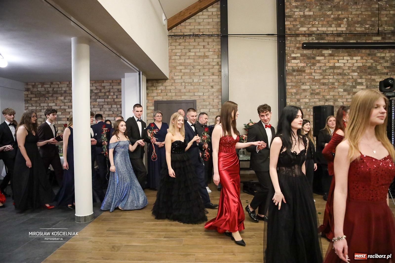 Zdjęcie w galerii na portalu naszraciborz.pl: Róże Kasprowicza w Rudym Lesie. Studniówka ZSO nr 1 z Raciborza na bis [FOTO] wiadomości z regionu