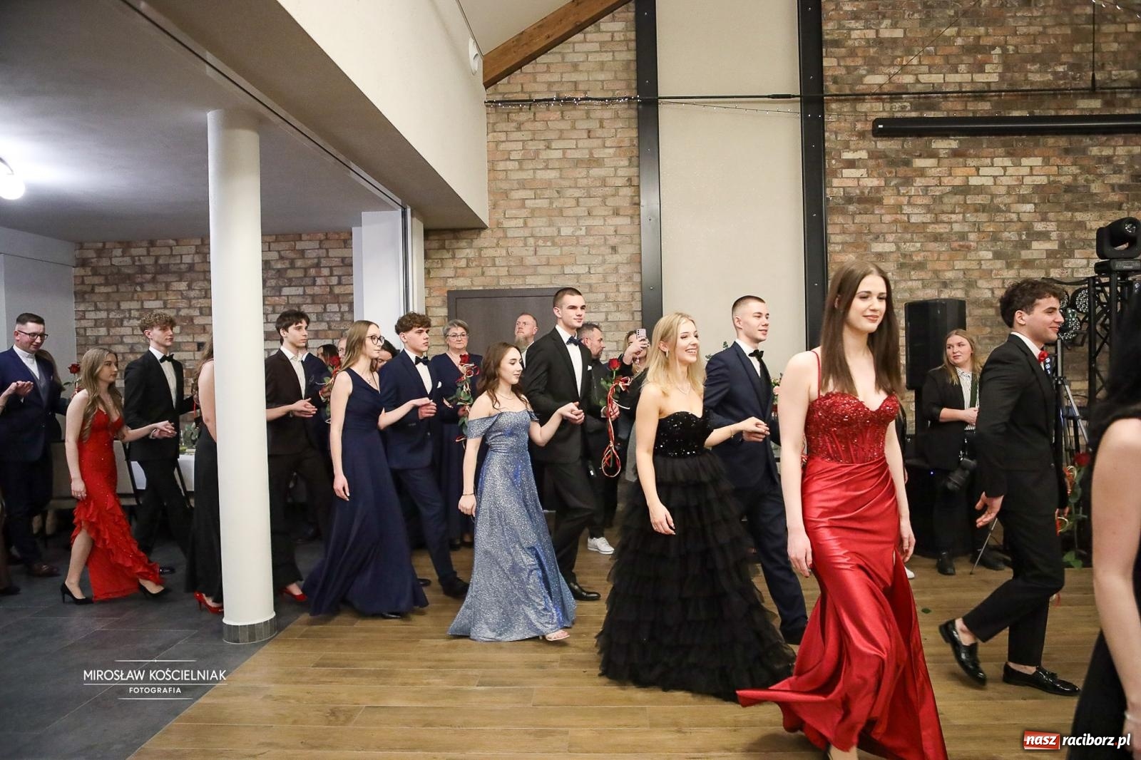 Zdjęcie w galerii na portalu naszraciborz.pl: Róże Kasprowicza w Rudym Lesie. Studniówka ZSO nr 1 z Raciborza na bis [FOTO] wiadomości z regionu