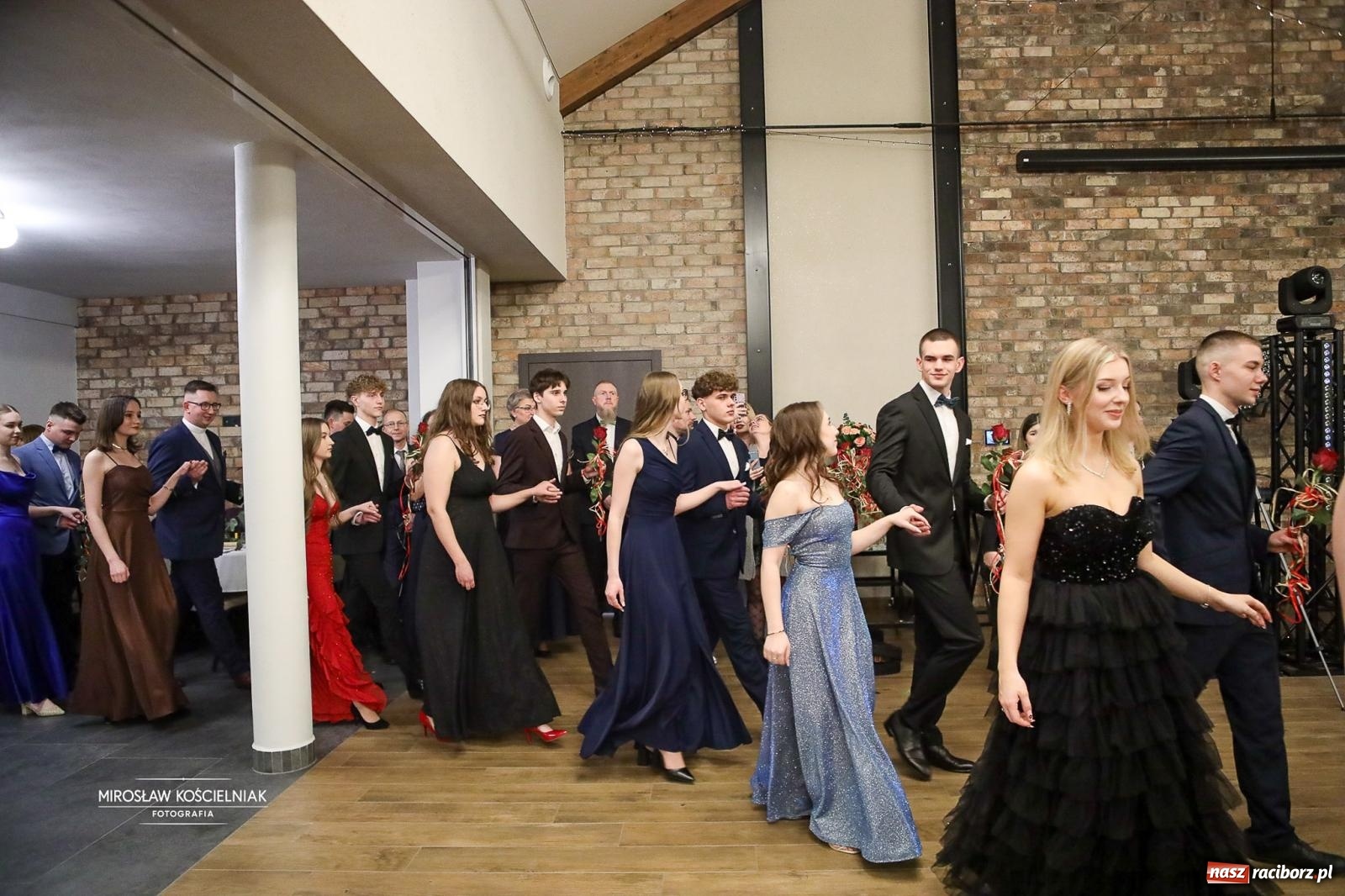 Zdjęcie w galerii na portalu naszraciborz.pl: Róże Kasprowicza w Rudym Lesie. Studniówka ZSO nr 1 z Raciborza na bis [FOTO] wiadomości z regionu