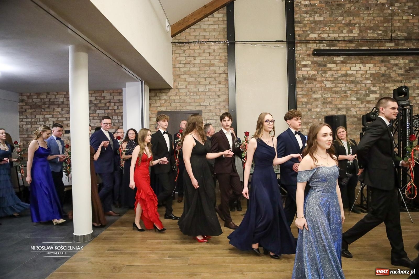 Zdjęcie w galerii na portalu naszraciborz.pl: Róże Kasprowicza w Rudym Lesie. Studniówka ZSO nr 1 z Raciborza na bis [FOTO] wiadomości z regionu