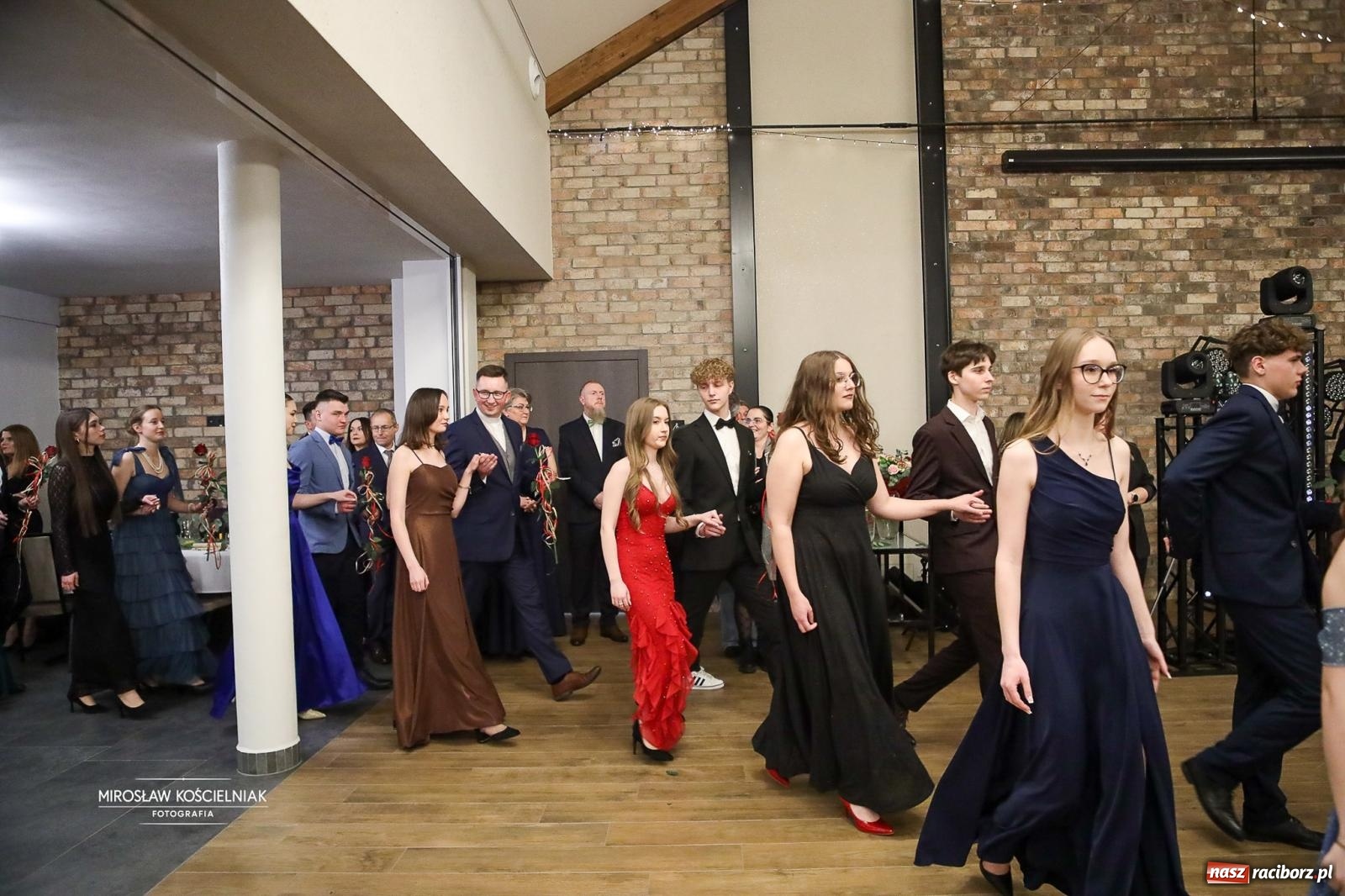 Zdjęcie w galerii na portalu naszraciborz.pl: Róże Kasprowicza w Rudym Lesie. Studniówka ZSO nr 1 z Raciborza na bis [FOTO] wiadomości z regionu