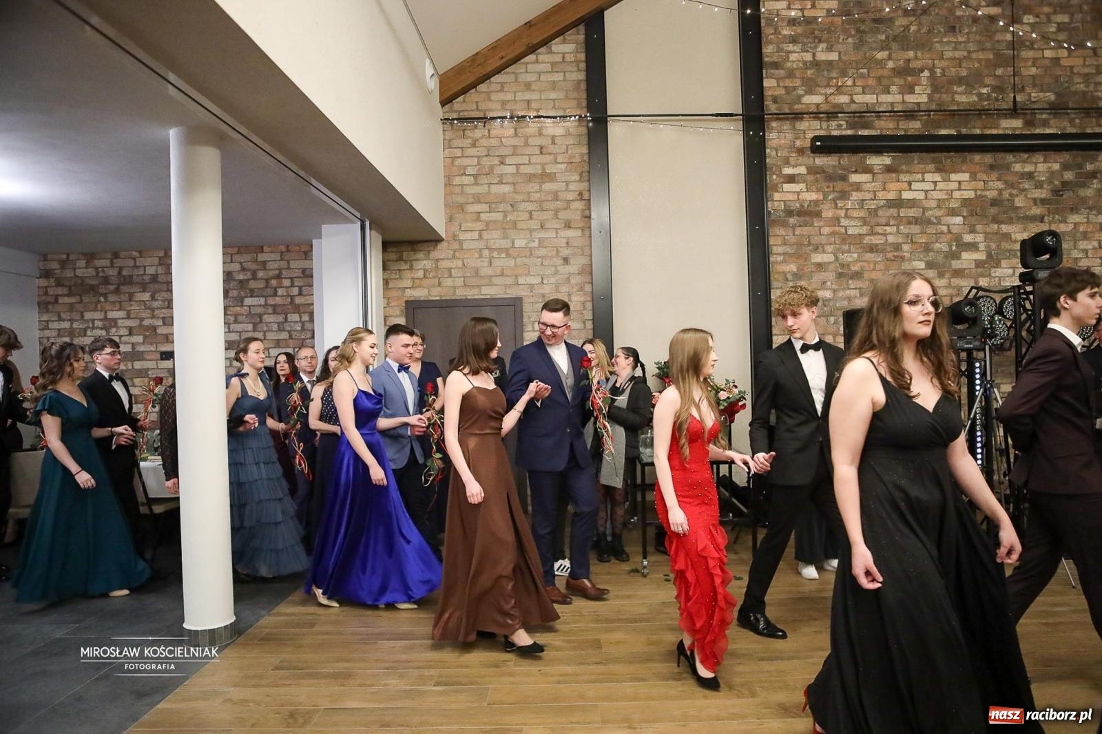 Zdjęcie w galerii na portalu naszraciborz.pl: Róże Kasprowicza w Rudym Lesie. Studniówka ZSO nr 1 z Raciborza na bis [FOTO] wiadomości z regionu