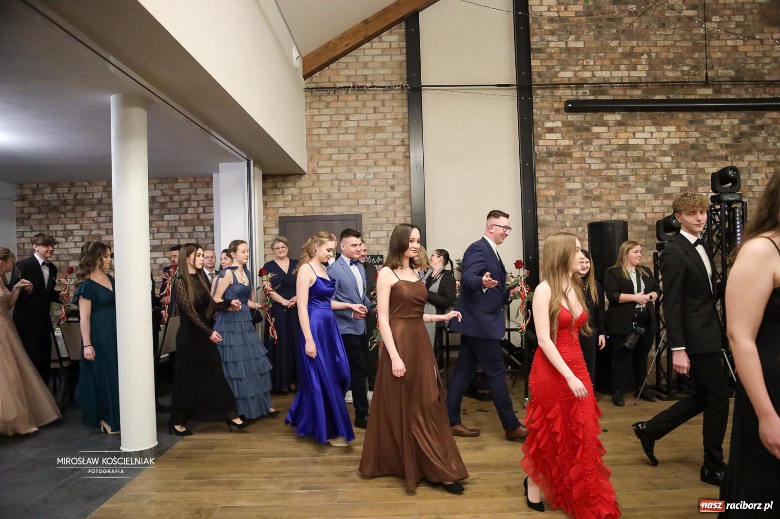 Zdjęcie w galerii na portalu naszraciborz.pl: Róże Kasprowicza w Rudym Lesie. Studniówka ZSO nr 1 z Raciborza na bis [FOTO] wiadomości z regionu