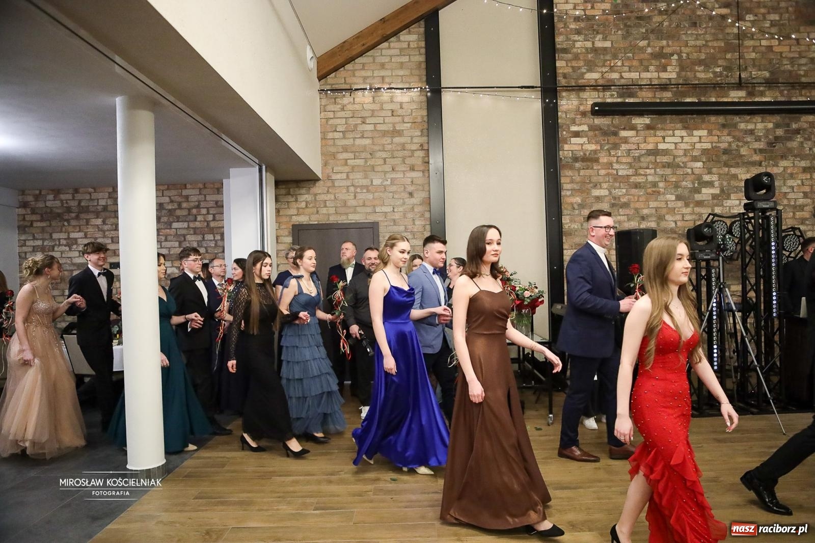 Zdjęcie w galerii na portalu naszraciborz.pl: Róże Kasprowicza w Rudym Lesie. Studniówka ZSO nr 1 z Raciborza na bis [FOTO] wiadomości z regionu