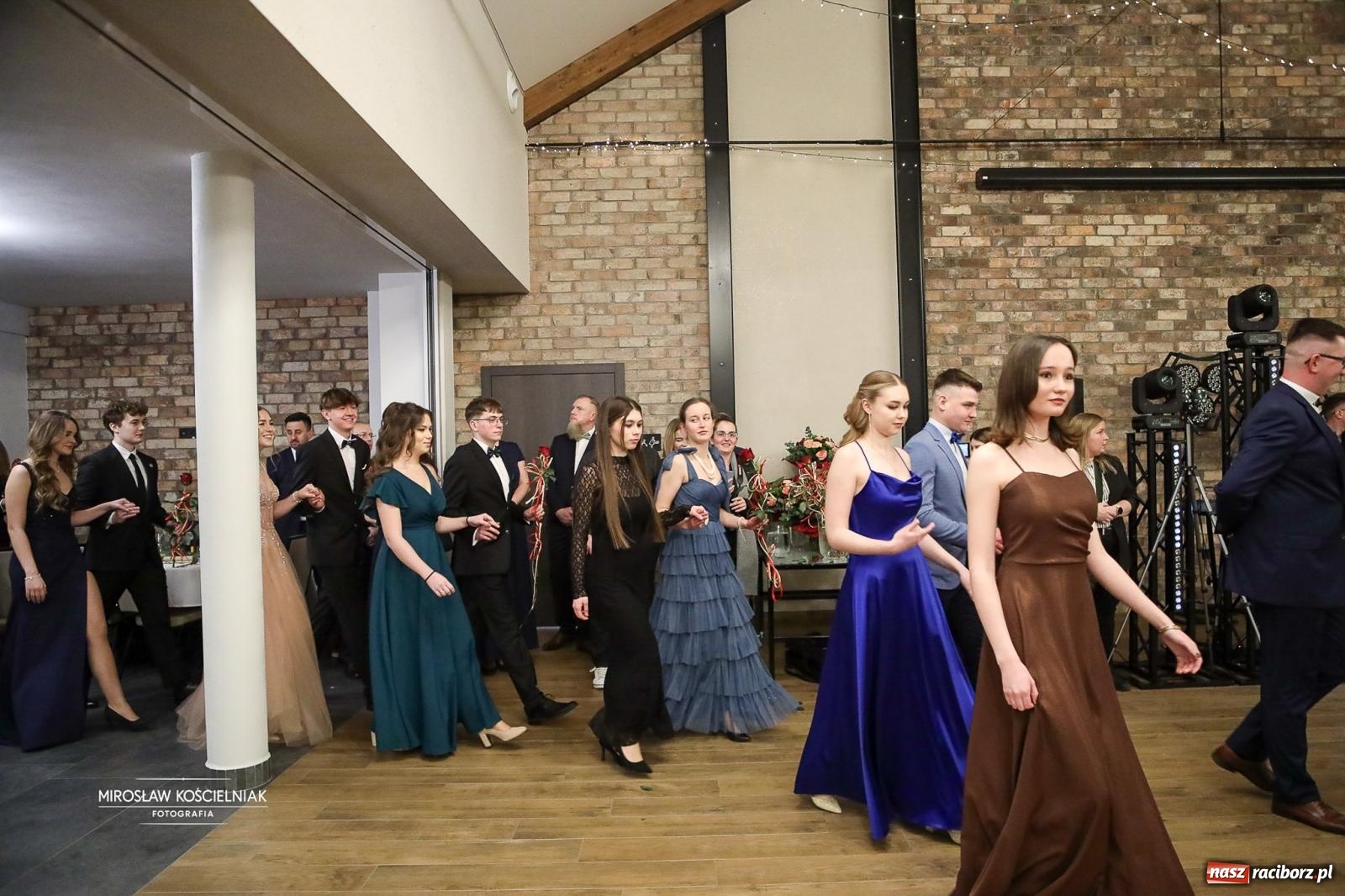 Zdjęcie w galerii na portalu naszraciborz.pl: Róże Kasprowicza w Rudym Lesie. Studniówka ZSO nr 1 z Raciborza na bis [FOTO] wiadomości z regionu