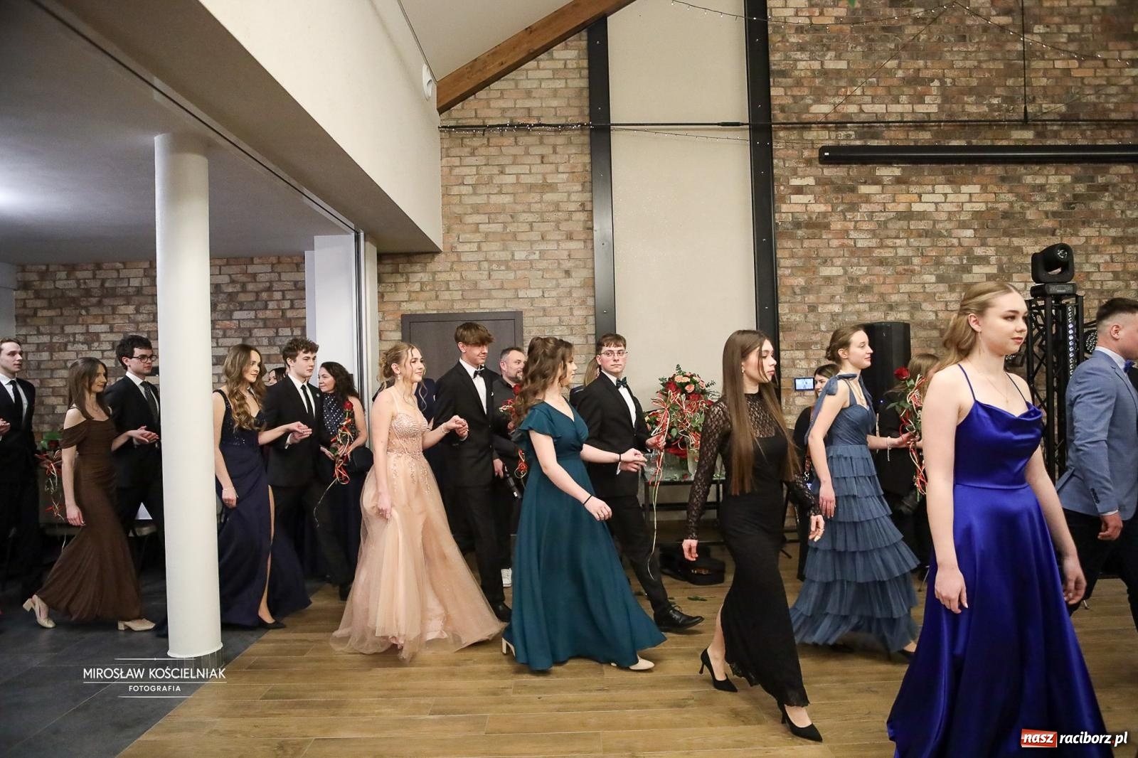 Zdjęcie w galerii na portalu naszraciborz.pl: Róże Kasprowicza w Rudym Lesie. Studniówka ZSO nr 1 z Raciborza na bis [FOTO] wiadomości z regionu