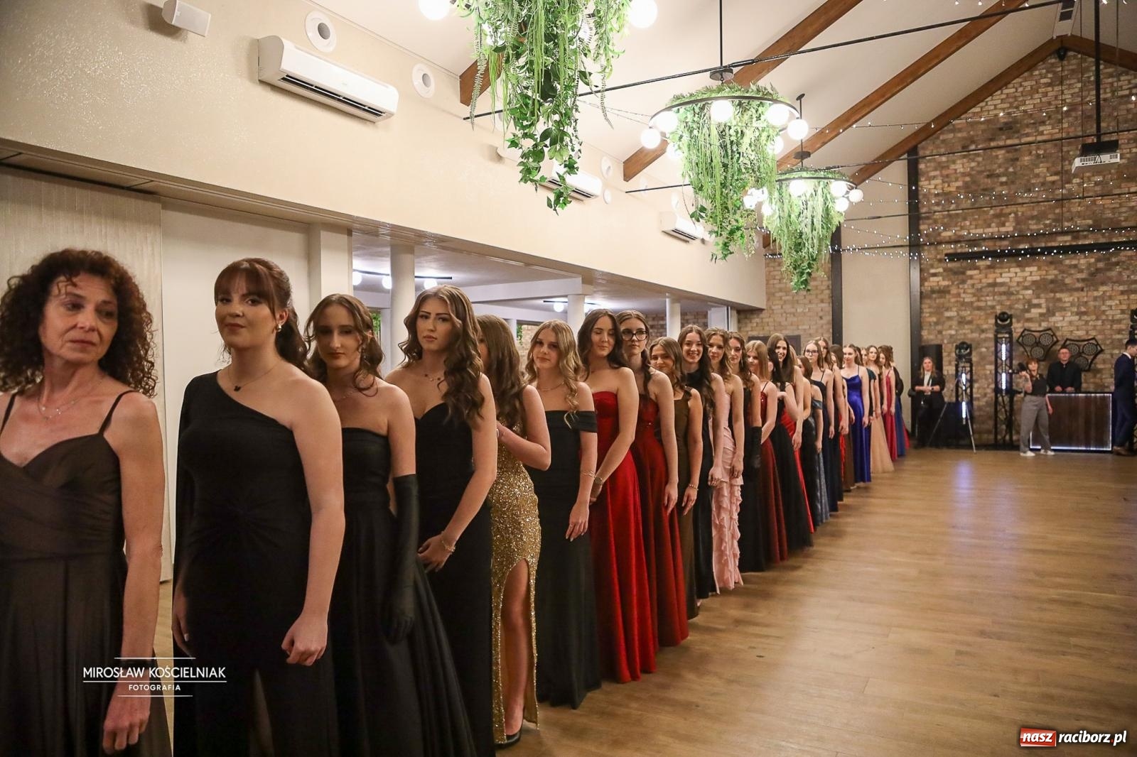 Zdjęcie w galerii na portalu naszraciborz.pl: Róże Kasprowicza w Rudym Lesie. Studniówka ZSO nr 1 z Raciborza na bis [FOTO] wiadomości z regionu