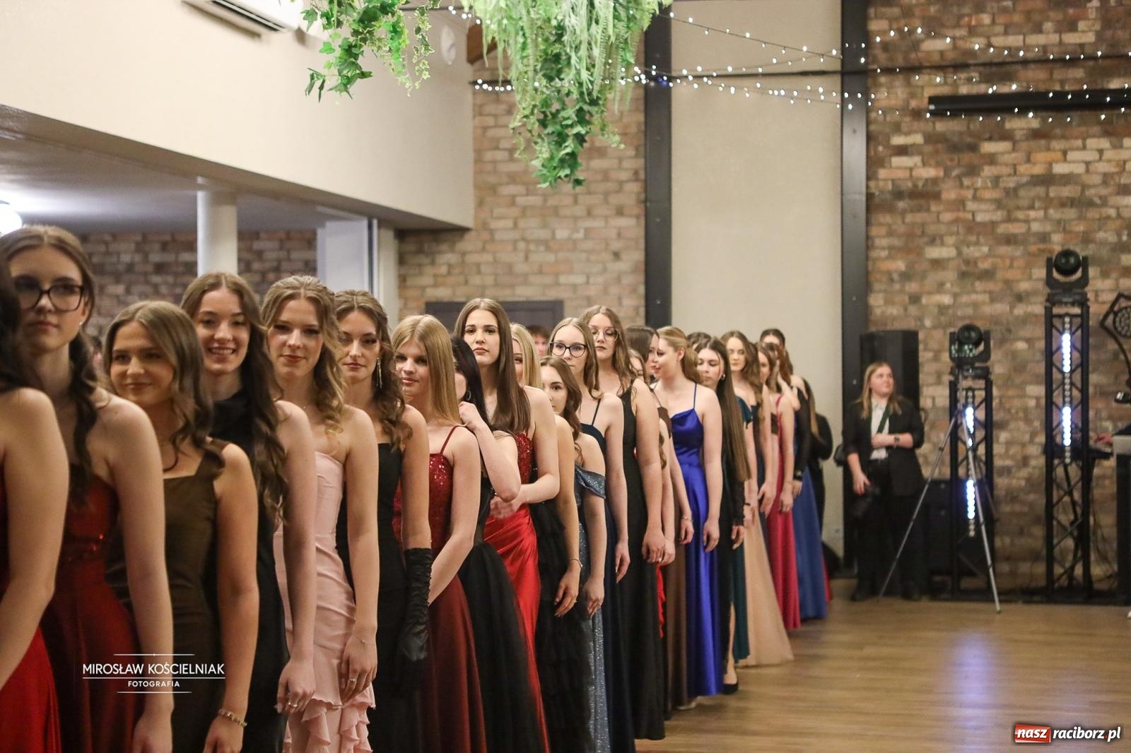 Zdjęcie w galerii na portalu naszraciborz.pl: Róże Kasprowicza w Rudym Lesie. Studniówka ZSO nr 1 z Raciborza na bis [FOTO] wiadomości z regionu