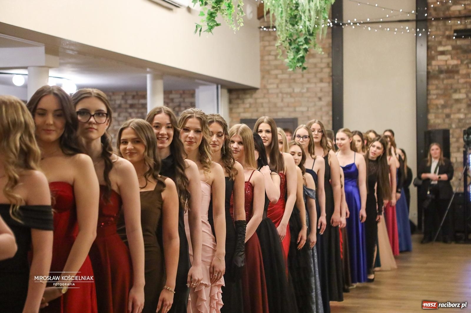 Zdjęcie w galerii na portalu naszraciborz.pl: Róże Kasprowicza w Rudym Lesie. Studniówka ZSO nr 1 z Raciborza na bis [FOTO] wiadomości z regionu