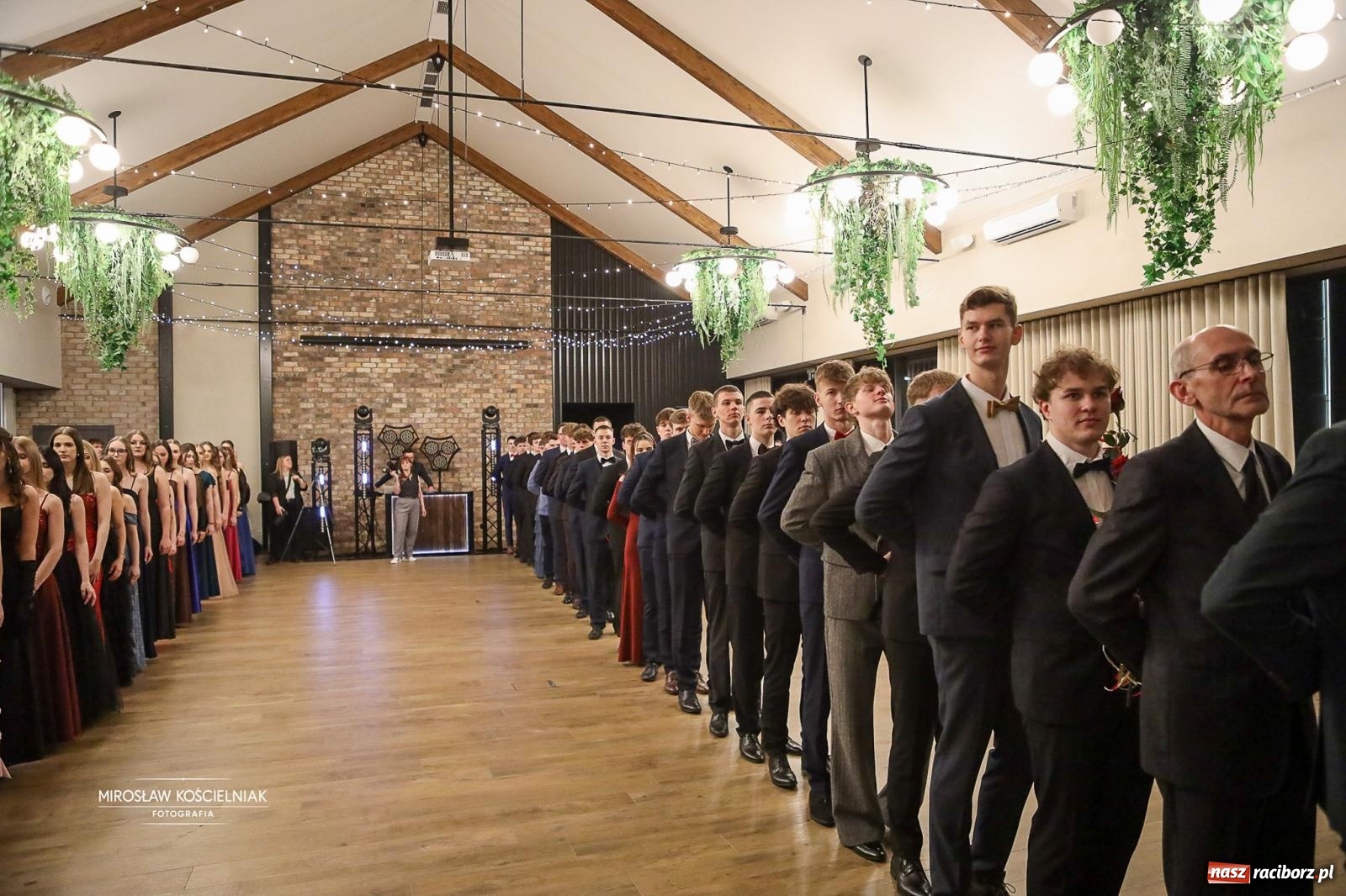 Zdjęcie w galerii na portalu naszraciborz.pl: Róże Kasprowicza w Rudym Lesie. Studniówka ZSO nr 1 z Raciborza na bis [FOTO] wiadomości z regionu