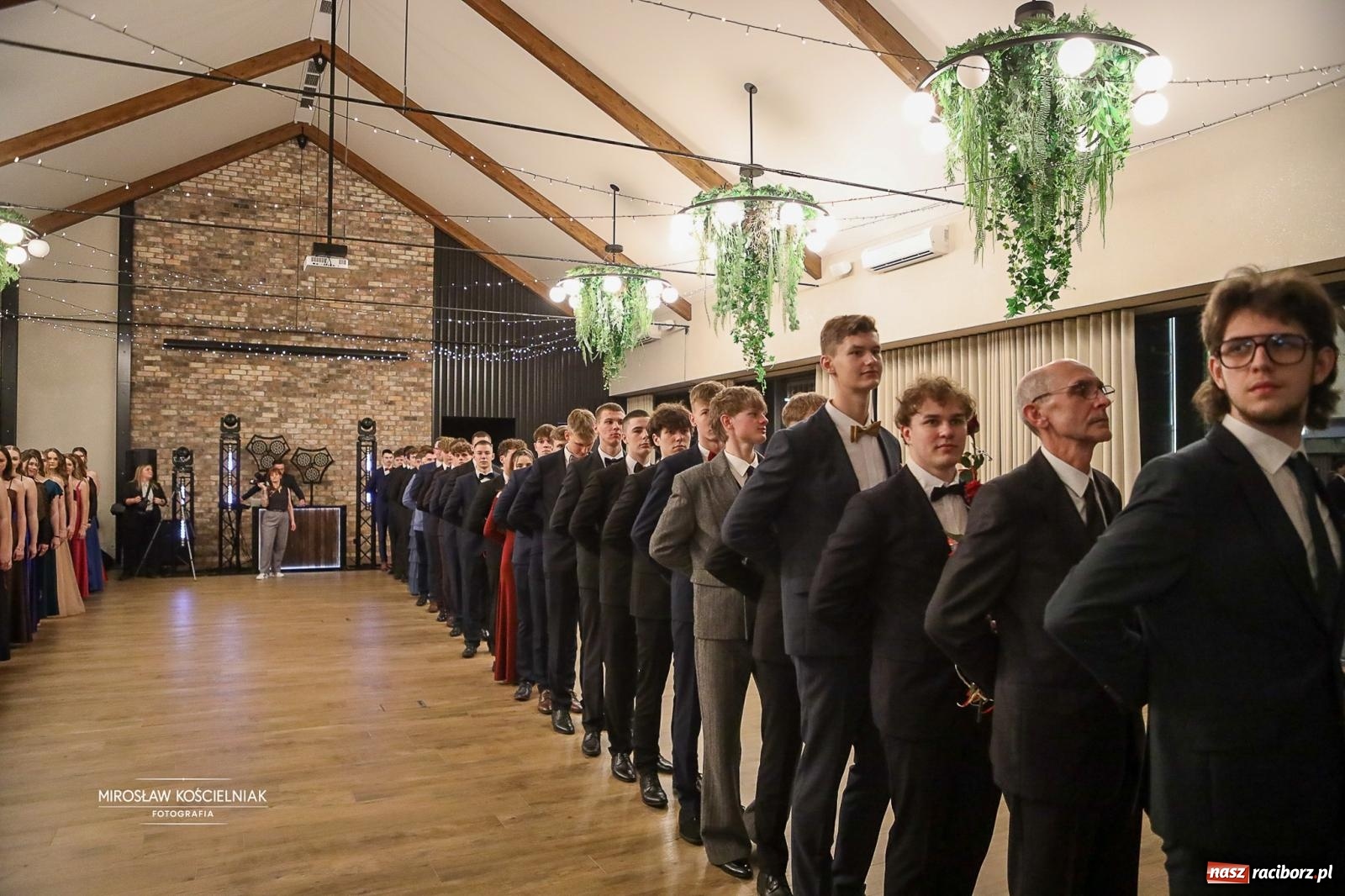 Zdjęcie w galerii na portalu naszraciborz.pl: Róże Kasprowicza w Rudym Lesie. Studniówka ZSO nr 1 z Raciborza na bis [FOTO] wiadomości z regionu