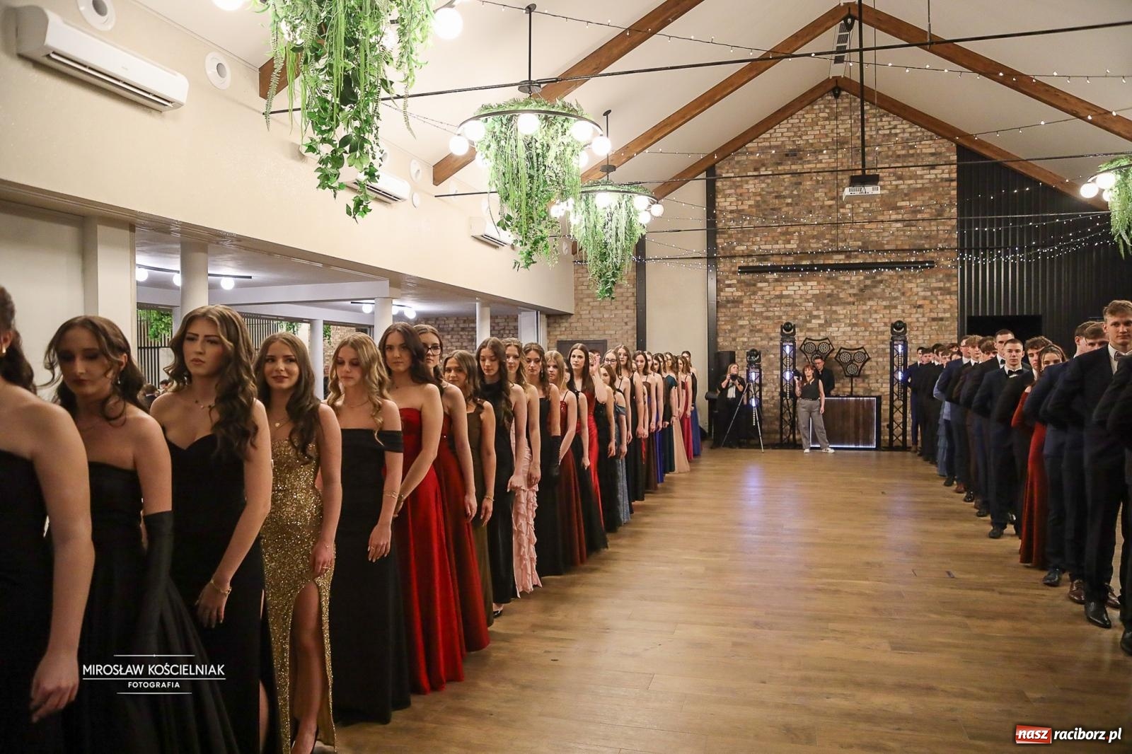 Zdjęcie w galerii na portalu naszraciborz.pl: Róże Kasprowicza w Rudym Lesie. Studniówka ZSO nr 1 z Raciborza na bis [FOTO] wiadomości z regionu