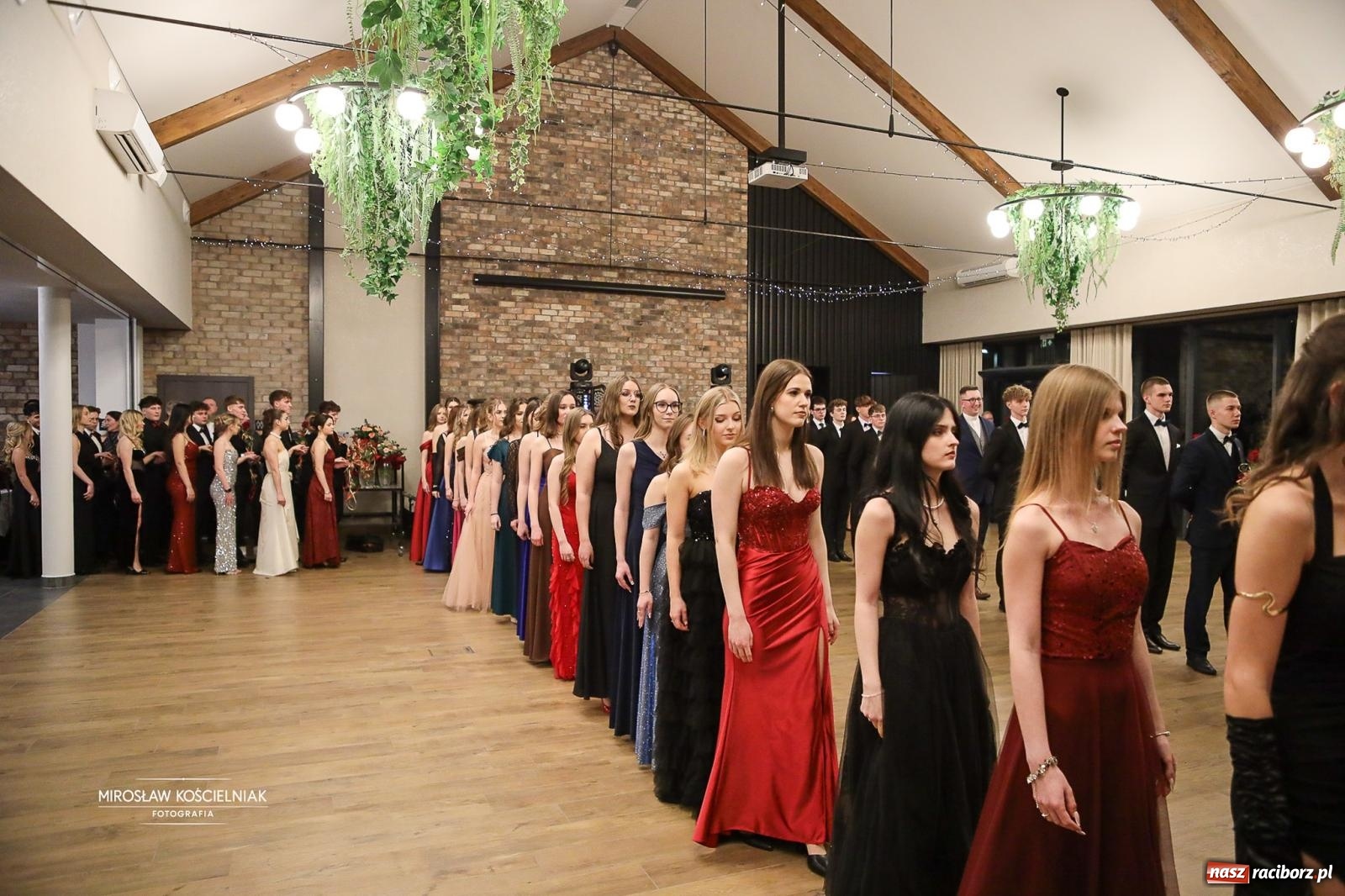 Zdjęcie w galerii na portalu naszraciborz.pl: Róże Kasprowicza w Rudym Lesie. Studniówka ZSO nr 1 z Raciborza na bis [FOTO] wiadomości z regionu