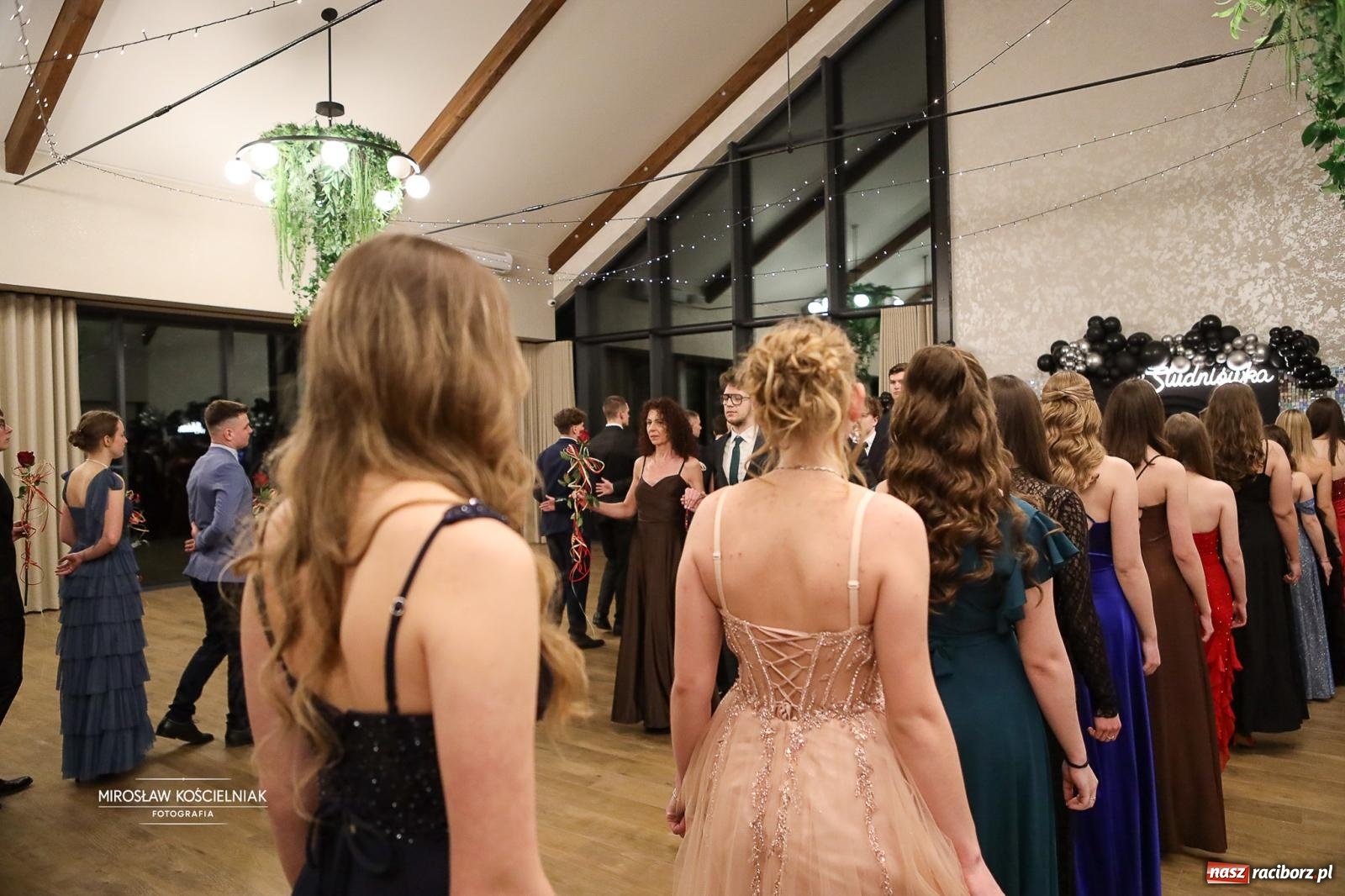 Zdjęcie w galerii na portalu naszraciborz.pl: Róże Kasprowicza w Rudym Lesie. Studniówka ZSO nr 1 z Raciborza na bis [FOTO] wiadomości z regionu