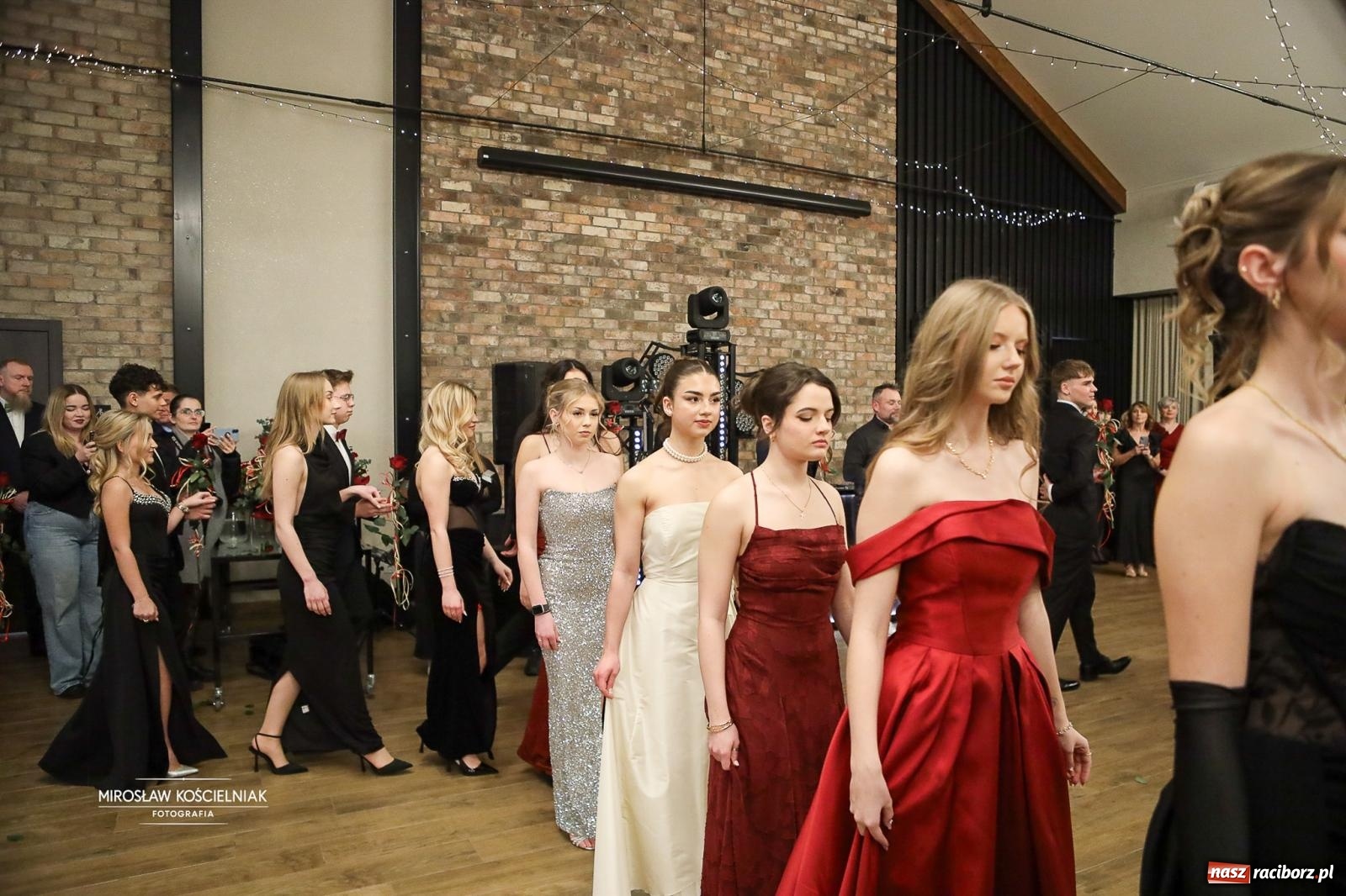 Zdjęcie w galerii na portalu naszraciborz.pl: Róże Kasprowicza w Rudym Lesie. Studniówka ZSO nr 1 z Raciborza na bis [FOTO] wiadomości z regionu