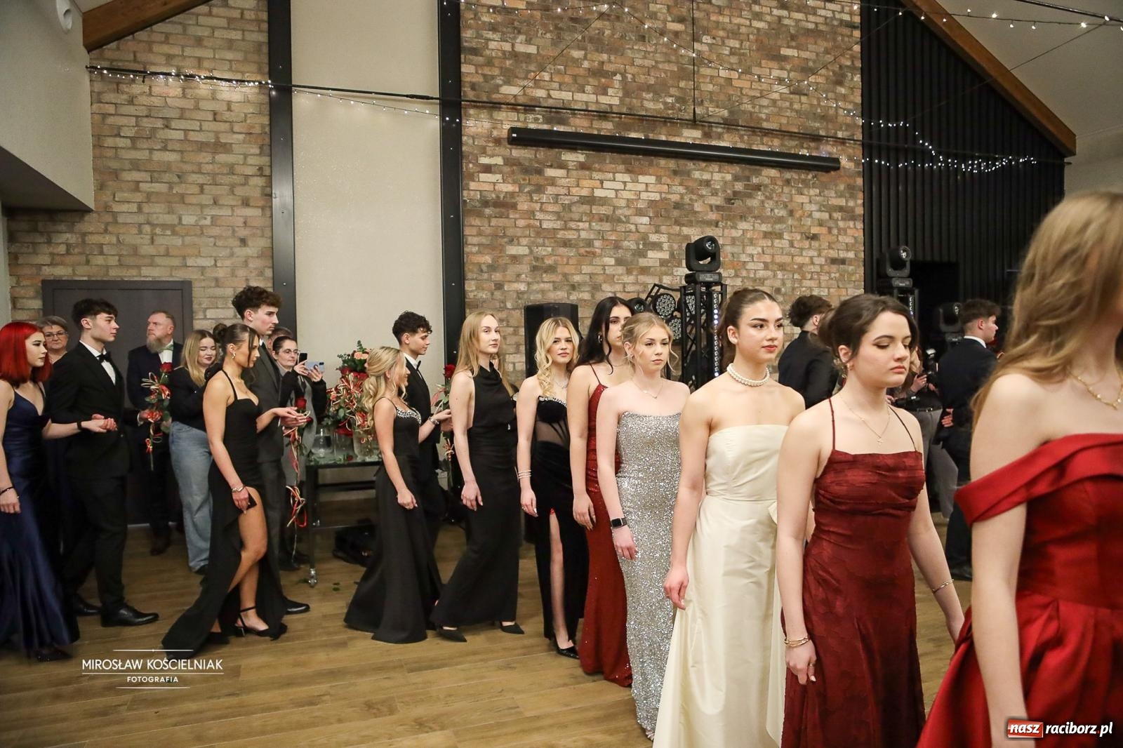 Zdjęcie w galerii na portalu naszraciborz.pl: Róże Kasprowicza w Rudym Lesie. Studniówka ZSO nr 1 z Raciborza na bis [FOTO] wiadomości z regionu