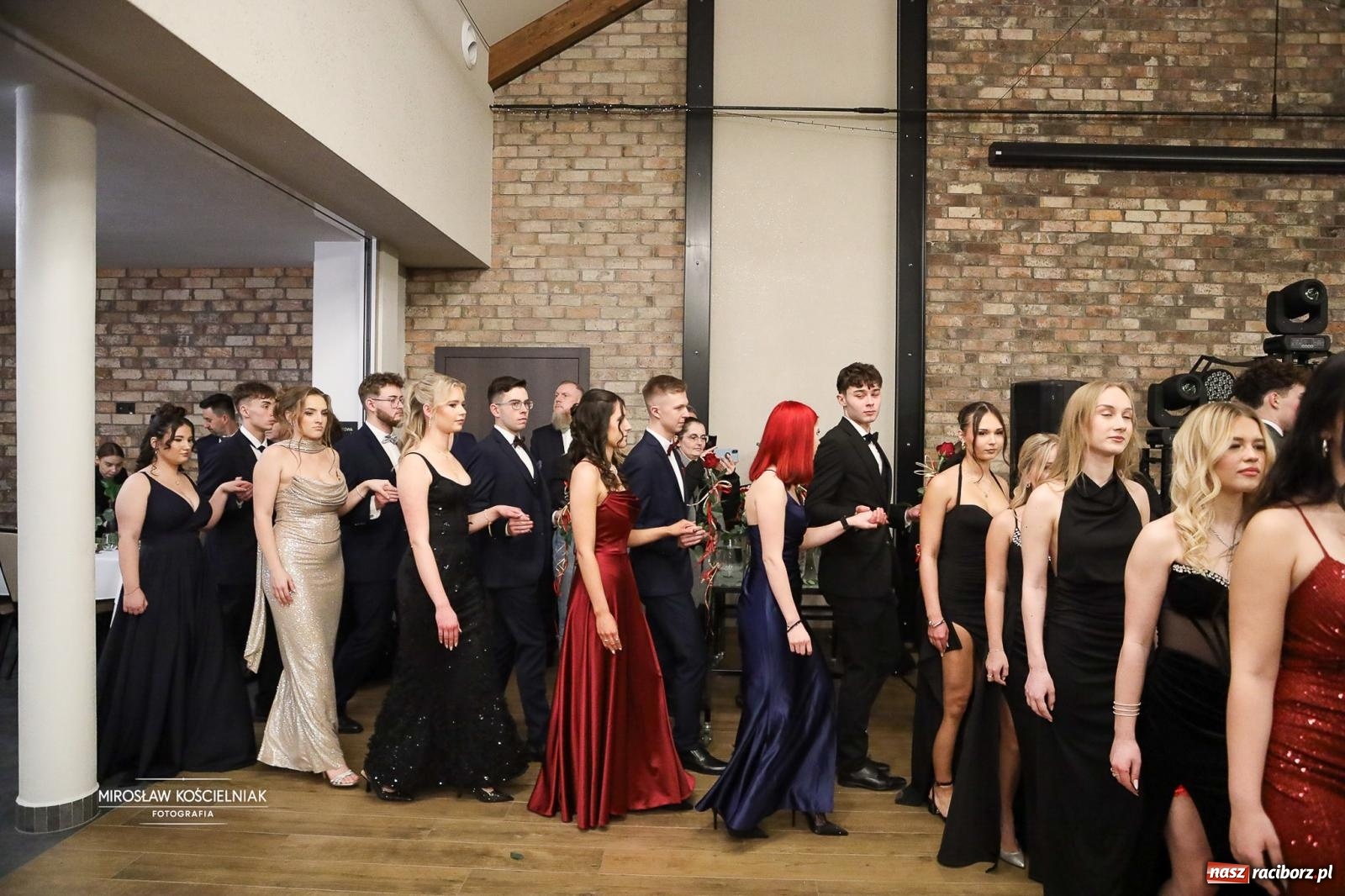 Zdjęcie w galerii na portalu naszraciborz.pl: Róże Kasprowicza w Rudym Lesie. Studniówka ZSO nr 1 z Raciborza na bis [FOTO] wiadomości z regionu