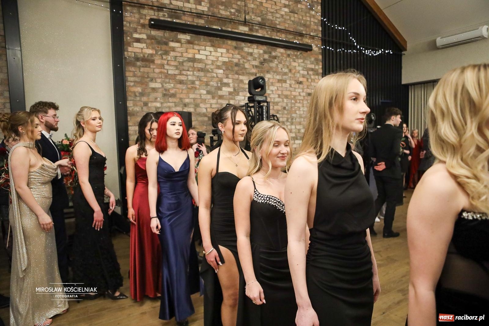 Zdjęcie w galerii na portalu naszraciborz.pl: Róże Kasprowicza w Rudym Lesie. Studniówka ZSO nr 1 z Raciborza na bis [FOTO] wiadomości z regionu