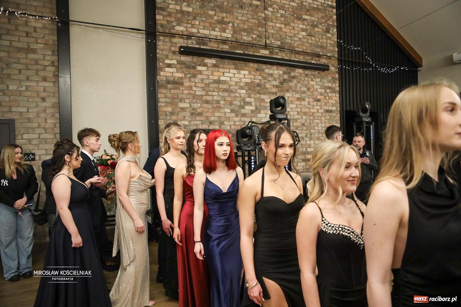 Zdjęcie w galerii na portalu naszraciborz.pl: Róże Kasprowicza w Rudym Lesie. Studniówka ZSO nr 1 z Raciborza na bis [FOTO] wiadomości z regionu