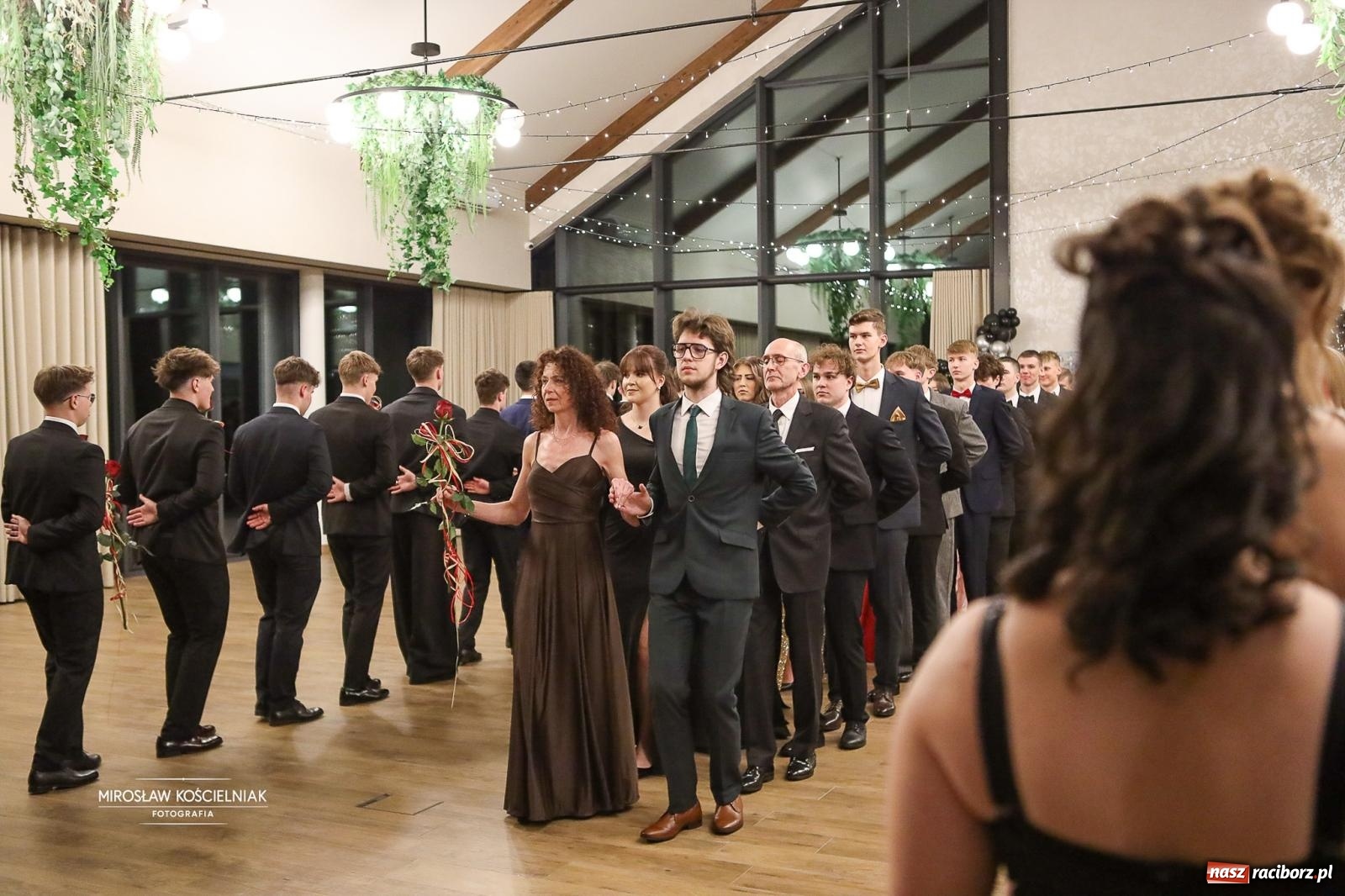 Zdjęcie w galerii na portalu naszraciborz.pl: Róże Kasprowicza w Rudym Lesie. Studniówka ZSO nr 1 z Raciborza na bis [FOTO] wiadomości z regionu