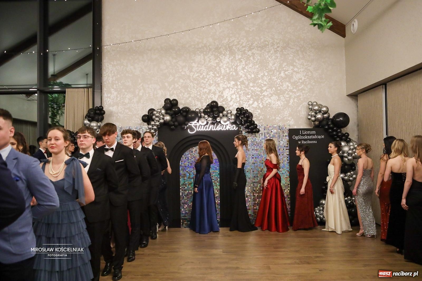 Zdjęcie w galerii na portalu naszraciborz.pl: Róże Kasprowicza w Rudym Lesie. Studniówka ZSO nr 1 z Raciborza na bis [FOTO] wiadomości z regionu