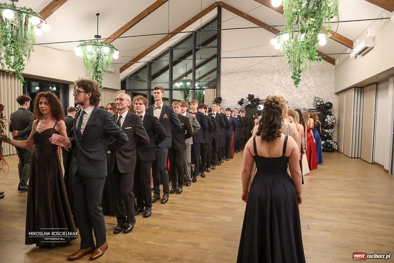 Zdjęcie w galerii na portalu naszraciborz.pl: Róże Kasprowicza w Rudym Lesie. Studniówka ZSO nr 1 z Raciborza na bis [FOTO] wiadomości z regionu