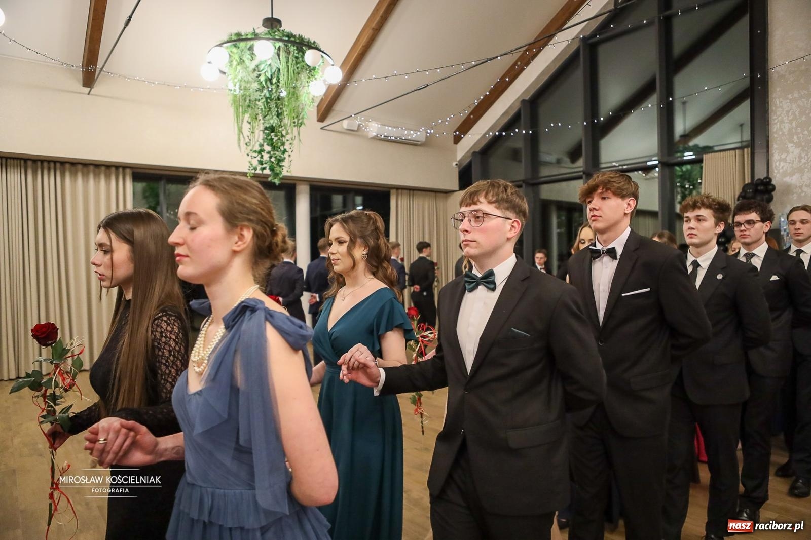 Zdjęcie w galerii na portalu naszraciborz.pl: Róże Kasprowicza w Rudym Lesie. Studniówka ZSO nr 1 z Raciborza na bis [FOTO] wiadomości z regionu