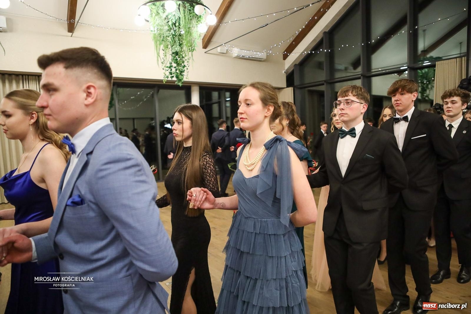 Zdjęcie w galerii na portalu naszraciborz.pl: Róże Kasprowicza w Rudym Lesie. Studniówka ZSO nr 1 z Raciborza na bis [FOTO] wiadomości z regionu