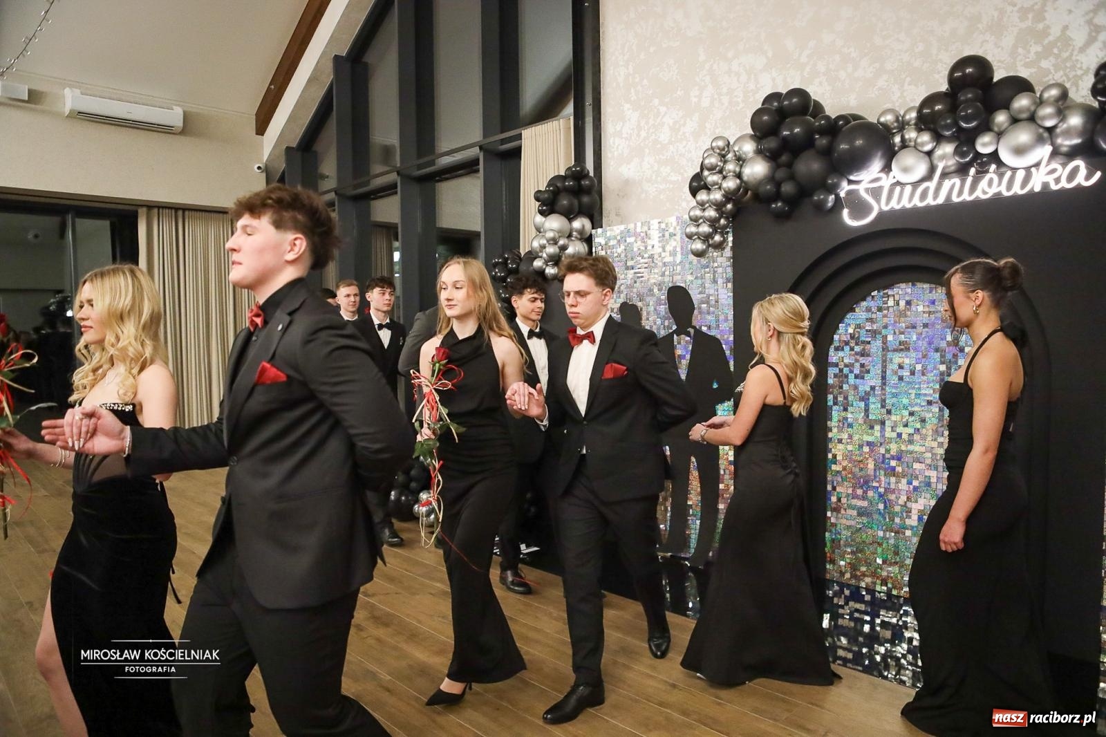 Zdjęcie w galerii na portalu naszraciborz.pl: Róże Kasprowicza w Rudym Lesie. Studniówka ZSO nr 1 z Raciborza na bis [FOTO] wiadomości z regionu