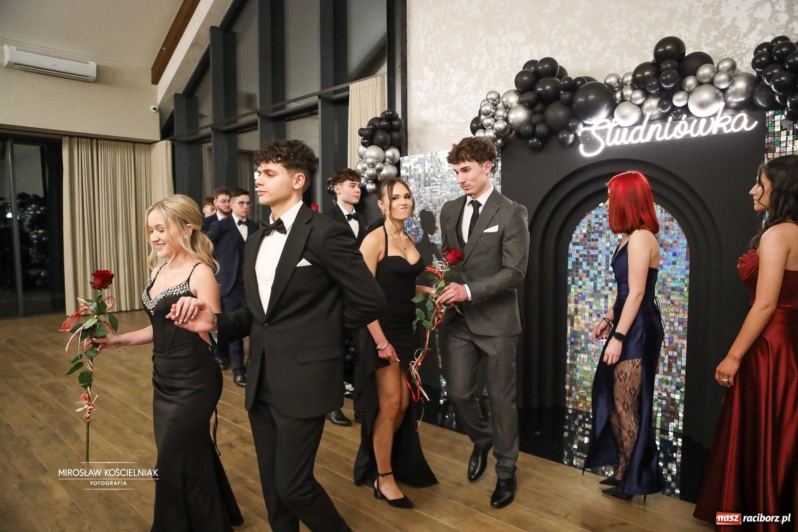 Zdjęcie w galerii na portalu naszraciborz.pl: Róże Kasprowicza w Rudym Lesie. Studniówka ZSO nr 1 z Raciborza na bis [FOTO] wiadomości z regionu