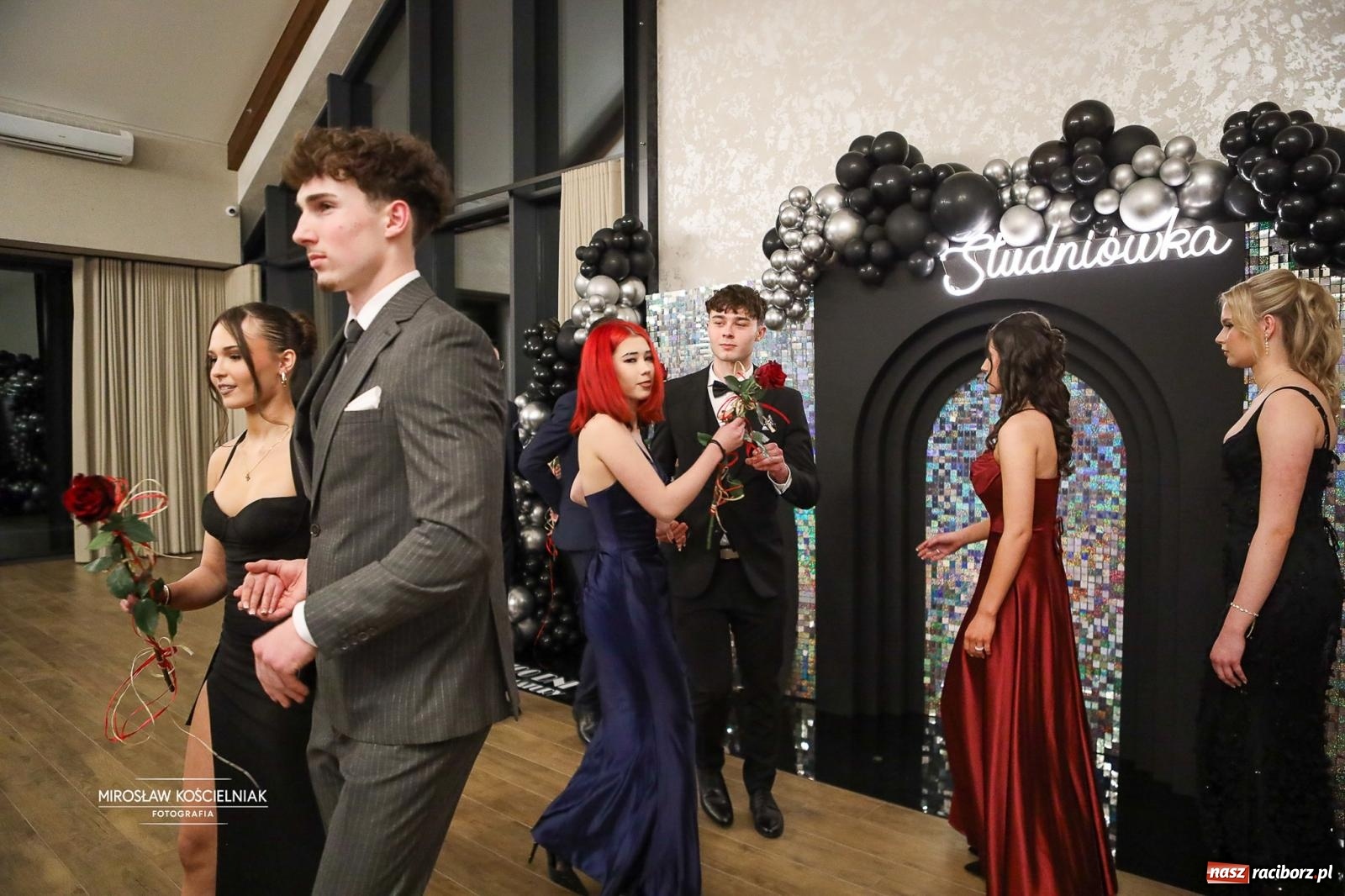 Zdjęcie w galerii na portalu naszraciborz.pl: Róże Kasprowicza w Rudym Lesie. Studniówka ZSO nr 1 z Raciborza na bis [FOTO] wiadomości z regionu