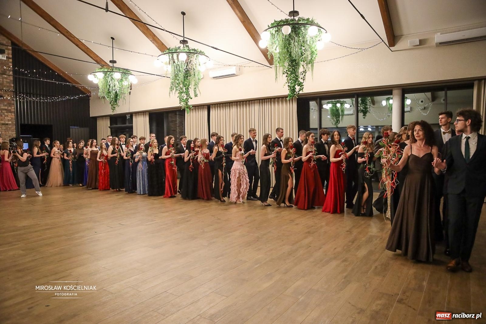 Zdjęcie w galerii na portalu naszraciborz.pl: Róże Kasprowicza w Rudym Lesie. Studniówka ZSO nr 1 z Raciborza na bis [FOTO] wiadomości z regionu