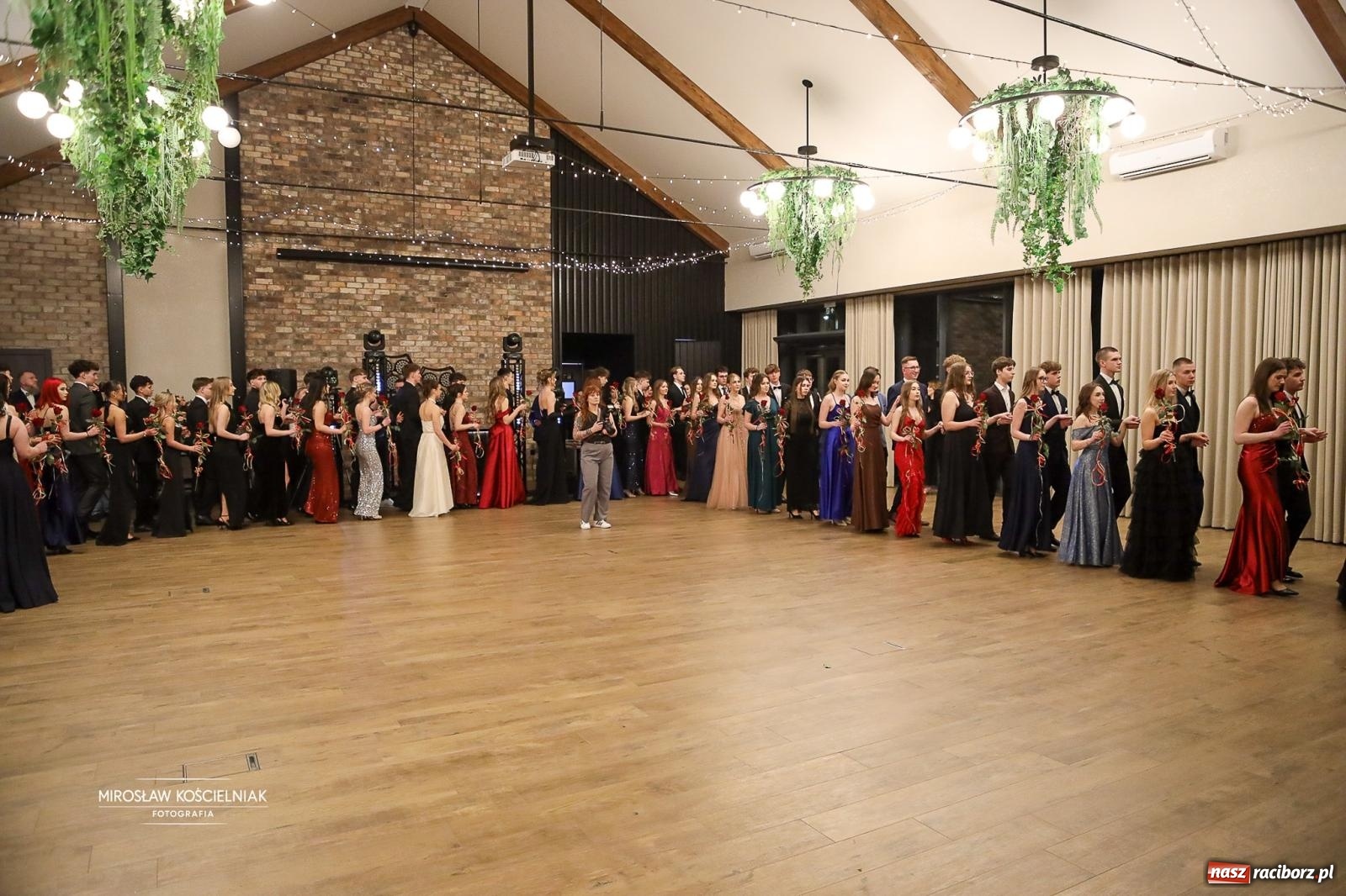 Zdjęcie w galerii na portalu naszraciborz.pl: Róże Kasprowicza w Rudym Lesie. Studniówka ZSO nr 1 z Raciborza na bis [FOTO] wiadomości z regionu