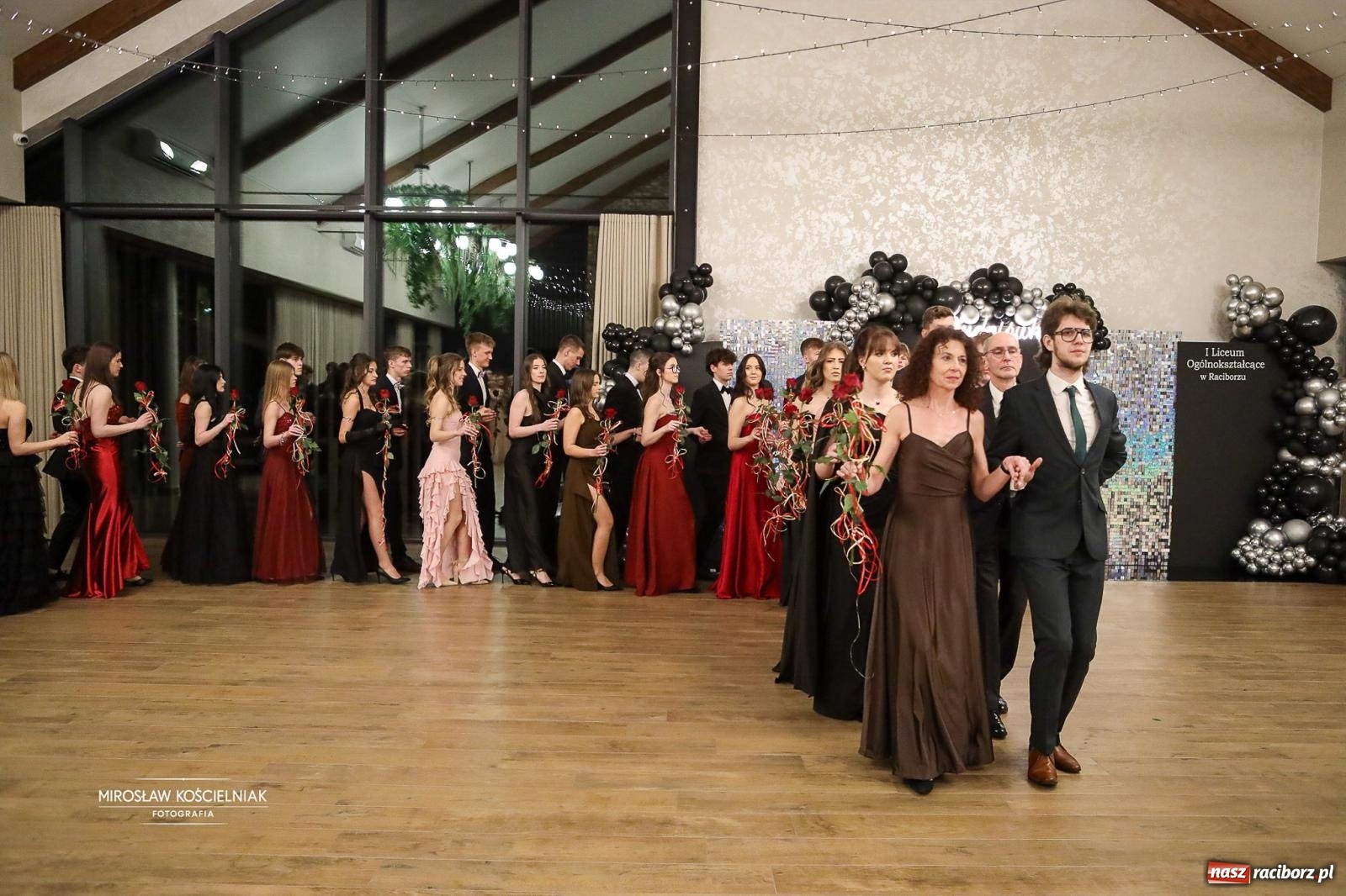 Zdjęcie w galerii na portalu naszraciborz.pl: Róże Kasprowicza w Rudym Lesie. Studniówka ZSO nr 1 z Raciborza na bis [FOTO] wiadomości z regionu