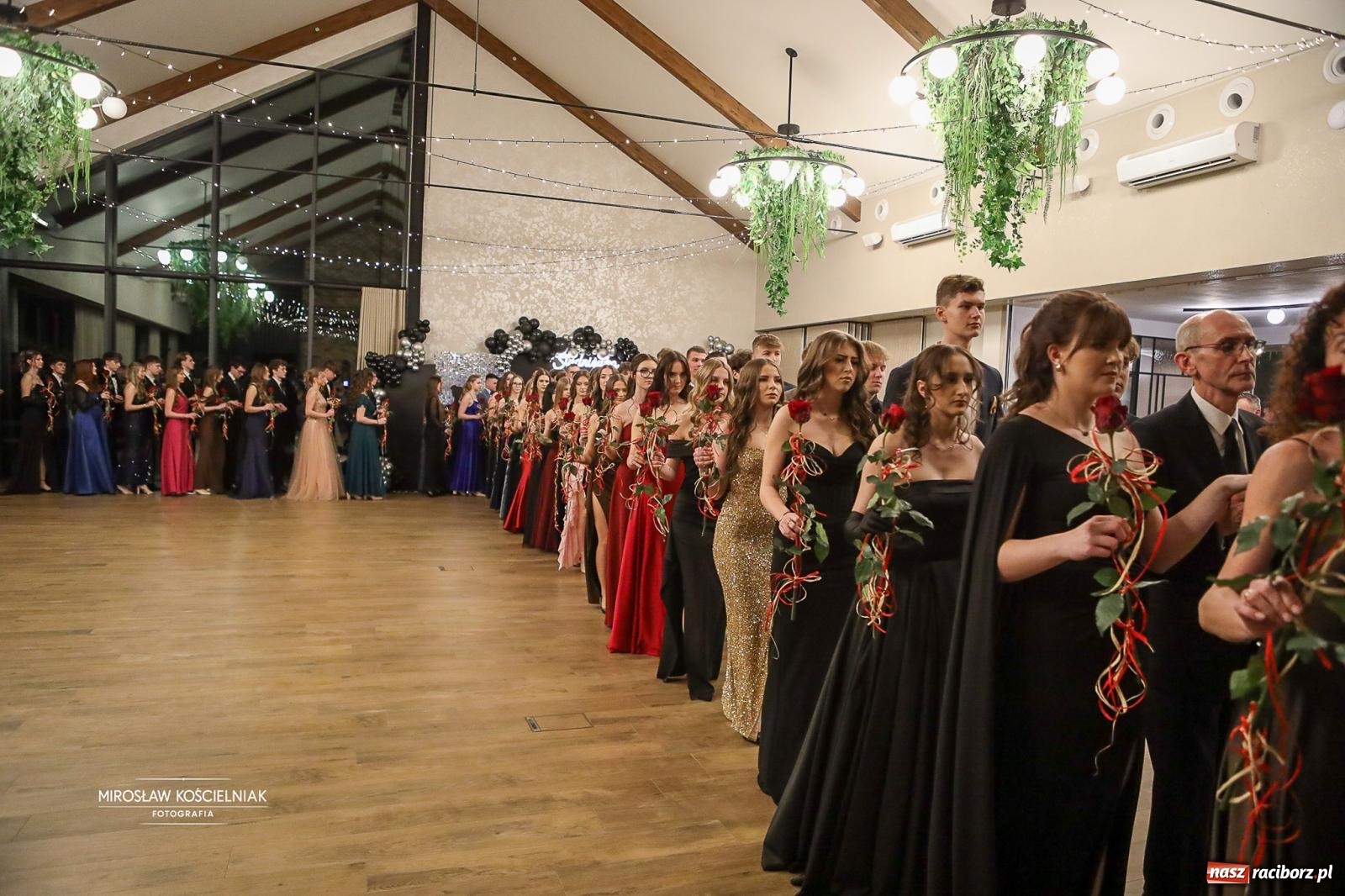 Zdjęcie w galerii na portalu naszraciborz.pl: Róże Kasprowicza w Rudym Lesie. Studniówka ZSO nr 1 z Raciborza na bis [FOTO] wiadomości z regionu