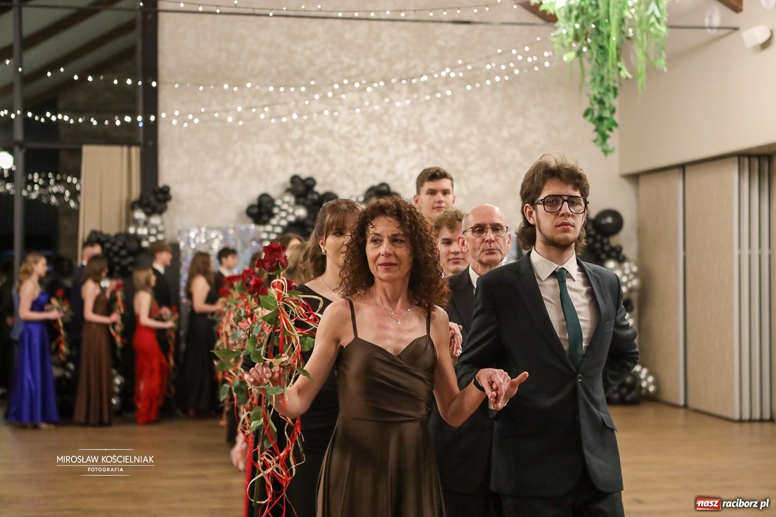 Zdjęcie w galerii na portalu naszraciborz.pl: Róże Kasprowicza w Rudym Lesie. Studniówka ZSO nr 1 z Raciborza na bis [FOTO] wiadomości z regionu