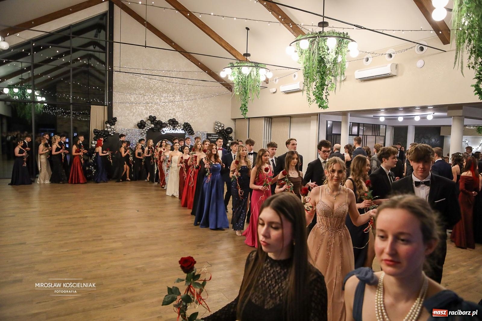 Zdjęcie w galerii na portalu naszraciborz.pl: Róże Kasprowicza w Rudym Lesie. Studniówka ZSO nr 1 z Raciborza na bis [FOTO] wiadomości z regionu