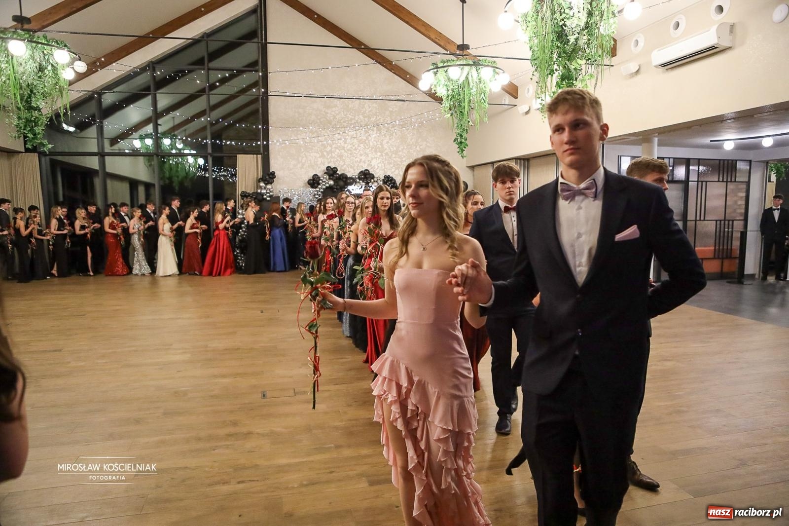 Zdjęcie w galerii na portalu naszraciborz.pl: Róże Kasprowicza w Rudym Lesie. Studniówka ZSO nr 1 z Raciborza na bis [FOTO] wiadomości z regionu